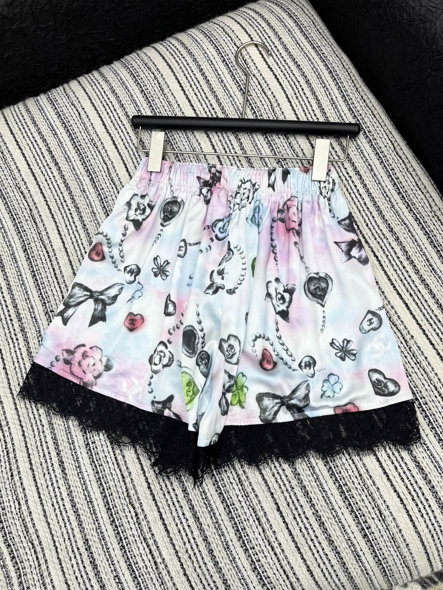 🛒𝐍𝐄𝐖 · 𝟐𝟎𝟐5/爆款

【原版定制】Chan*｜ 2025新品蕾丝拼接松紧腰印花抽绳短裤
定制进