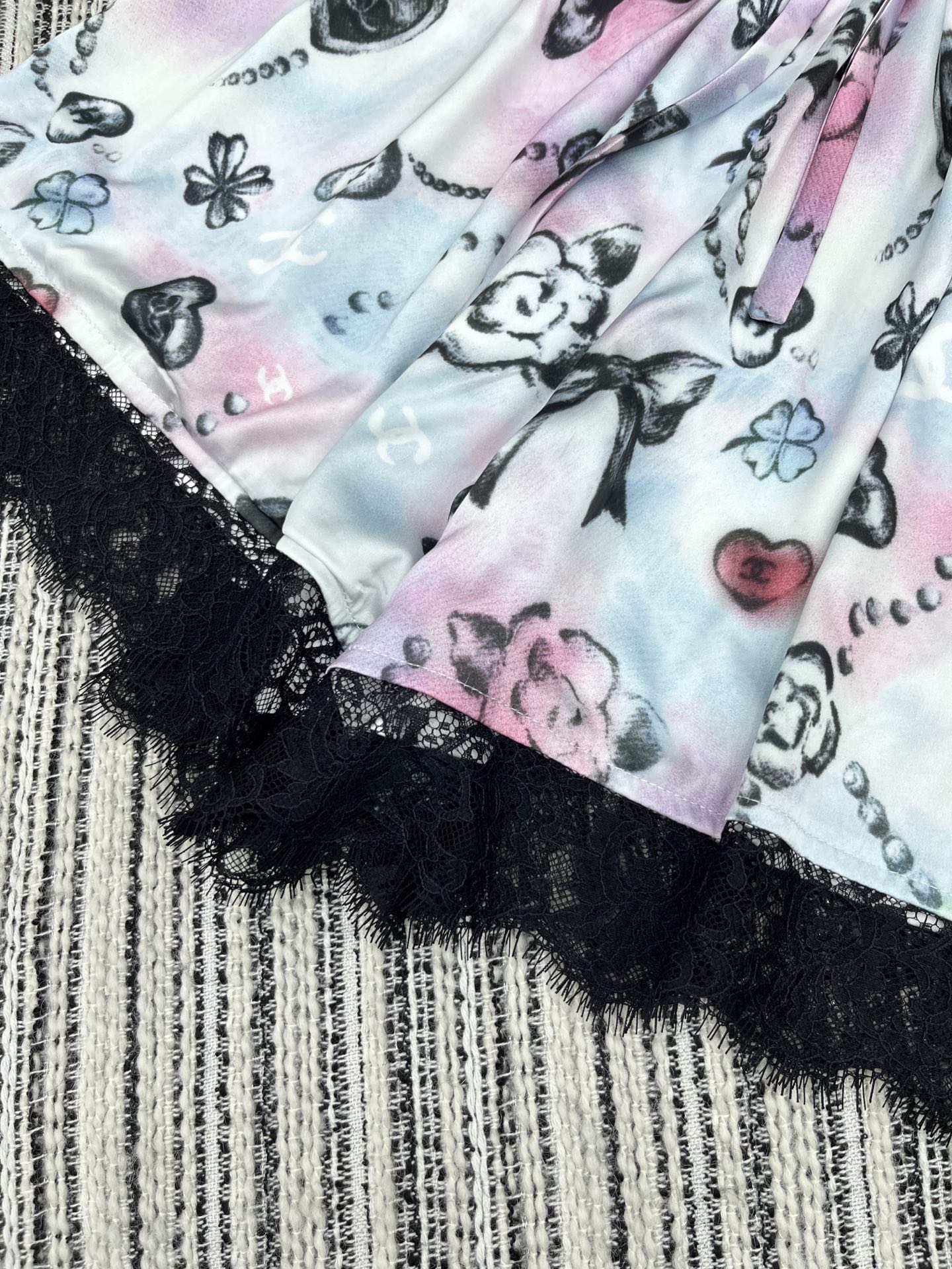 🛒𝐍𝐄𝐖 · 𝟐𝟎𝟐5/爆款

【原版定制】Chan*｜ 2025新品蕾丝拼接松紧腰印花抽绳短裤
定制进