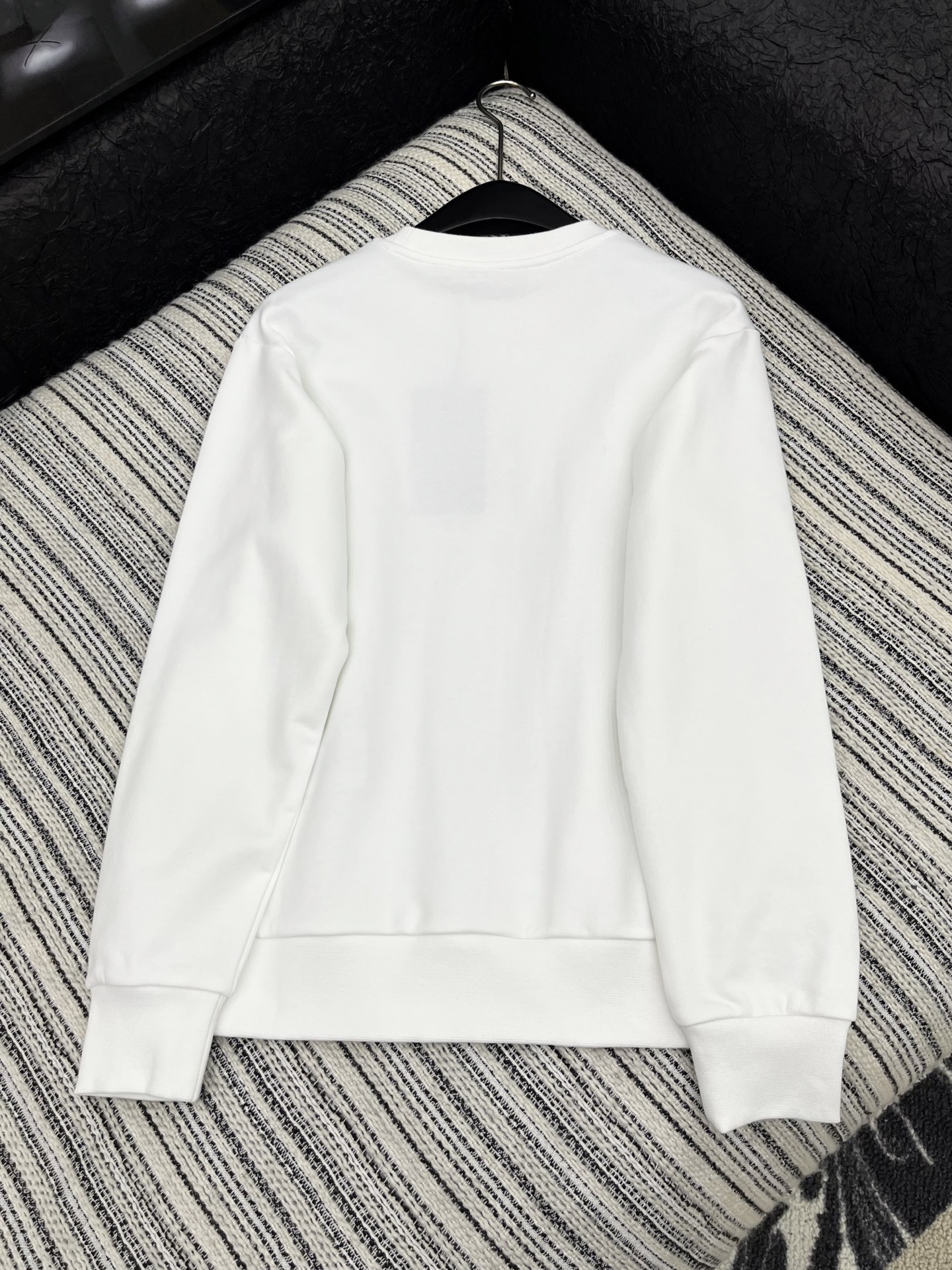 🛒𝐍𝐄𝐖 · 𝟐𝟎𝟐5/爆款现货

【原版定制】Gucc*｜25早秋经典印花圆领卫衣
干净利落的裁剪，落