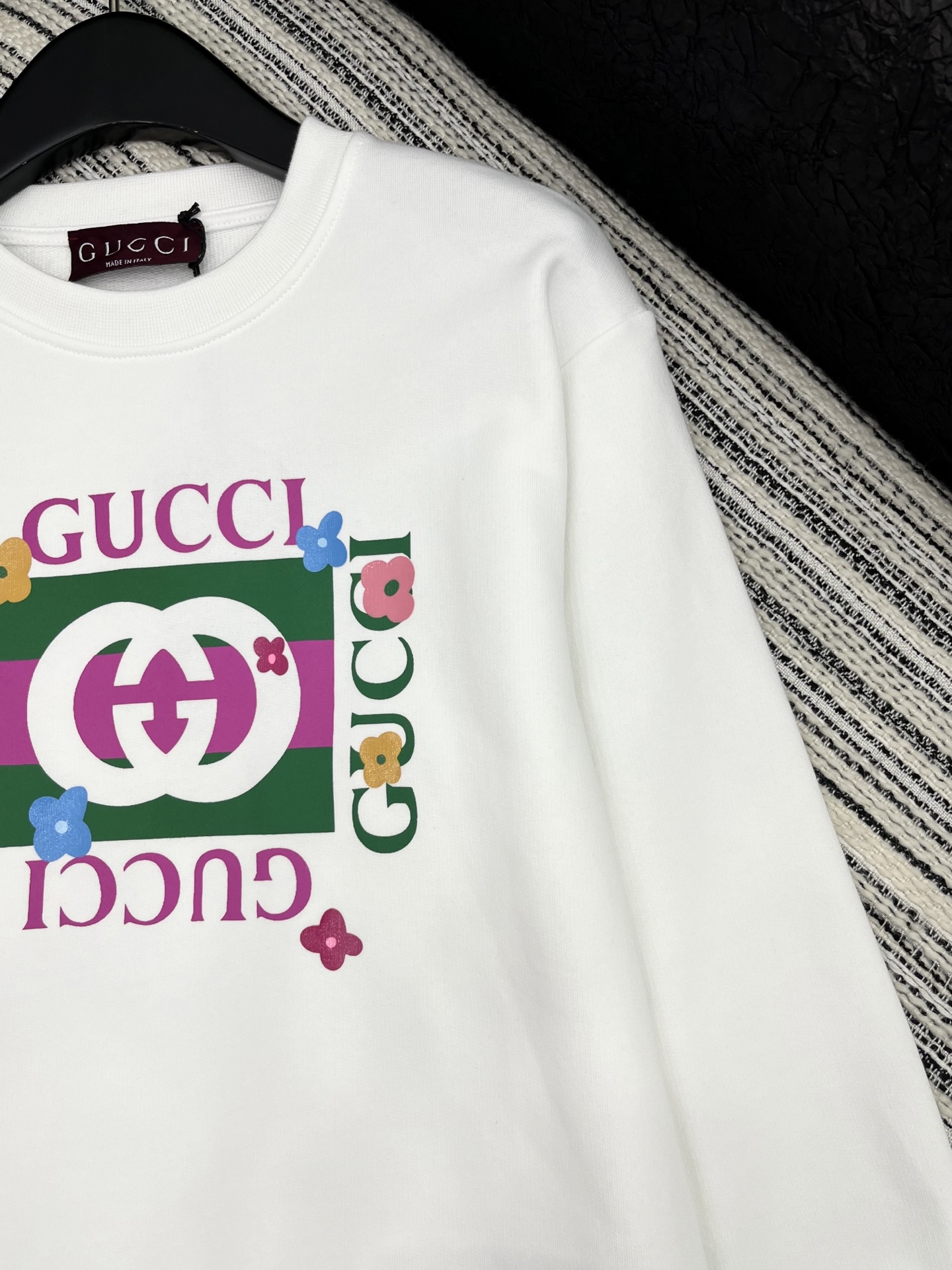 🛒𝐍𝐄𝐖 · 𝟐𝟎𝟐5/爆款现货

【原版定制】Gucc*｜25早秋经典印花圆领卫衣
干净利落的裁剪，落