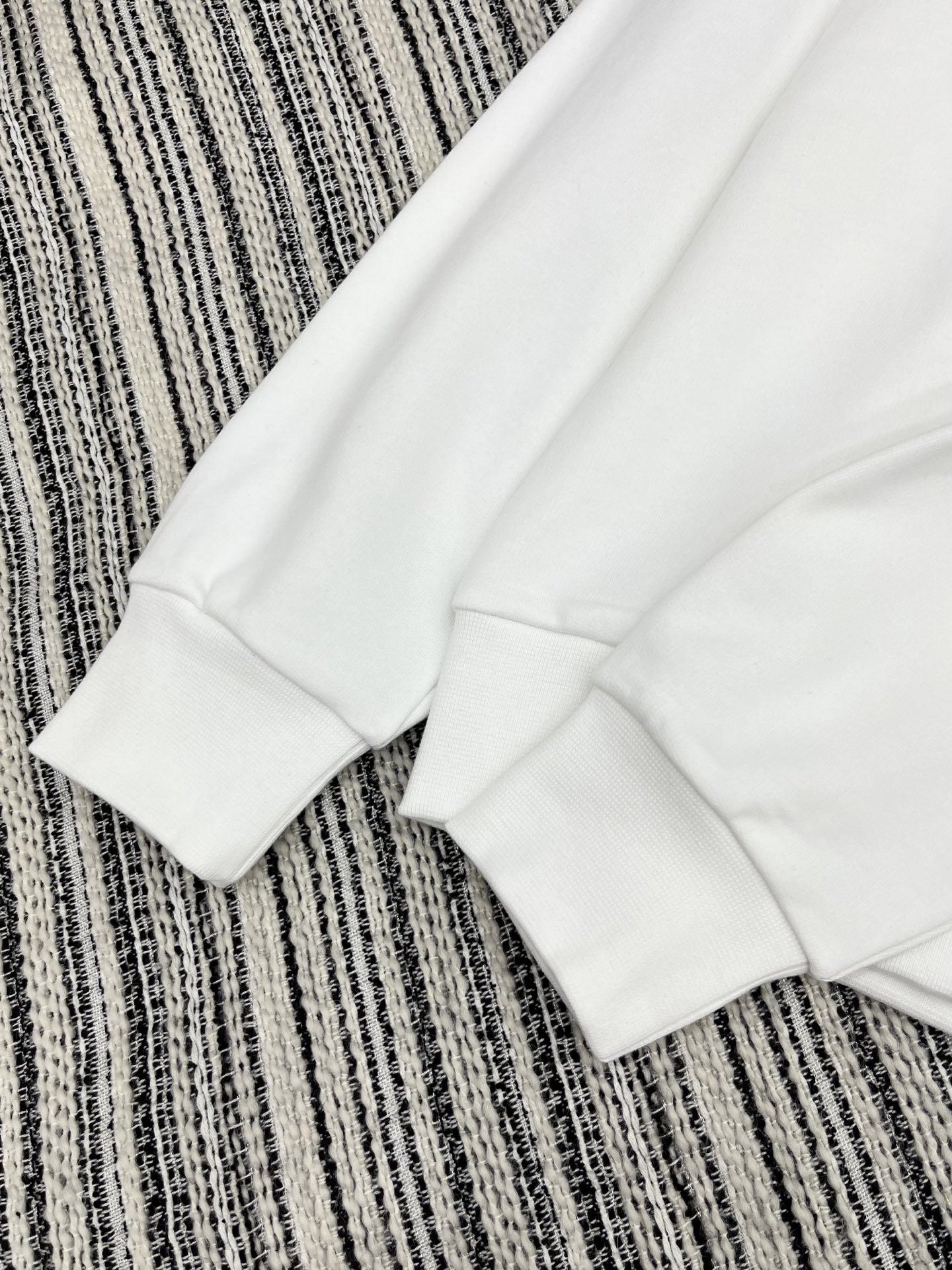 🛒𝐍𝐄𝐖 · 𝟐𝟎𝟐5/爆款现货

【原版定制】Gucc*｜25早秋经典印花圆领卫衣
干净利落的裁剪，落