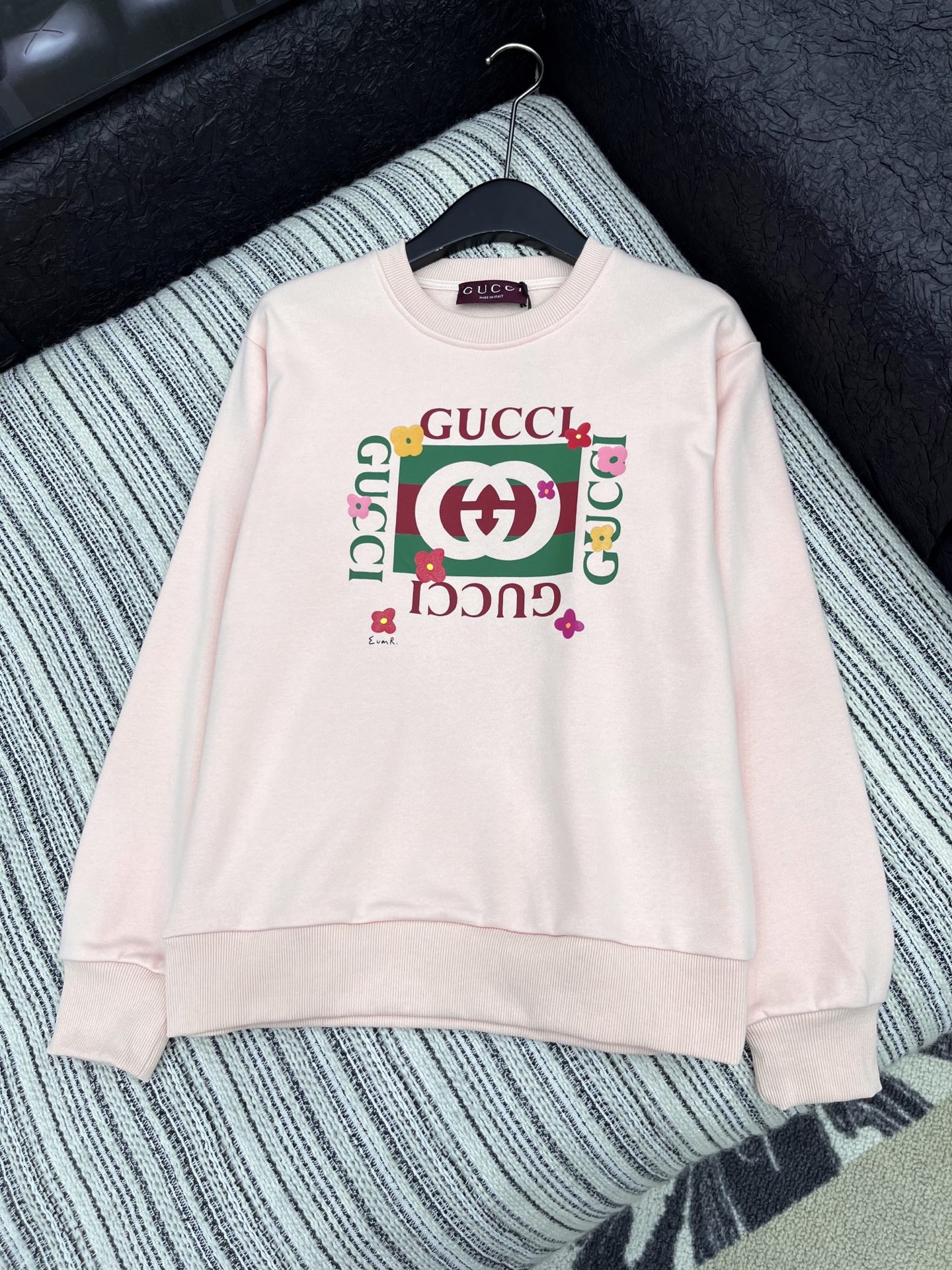 🛒𝐍𝐄𝐖 · 𝟐𝟎𝟐5/爆款现货

【原版定制】Gucc*｜25早秋经典印花圆领卫衣
干净利落的裁剪，落