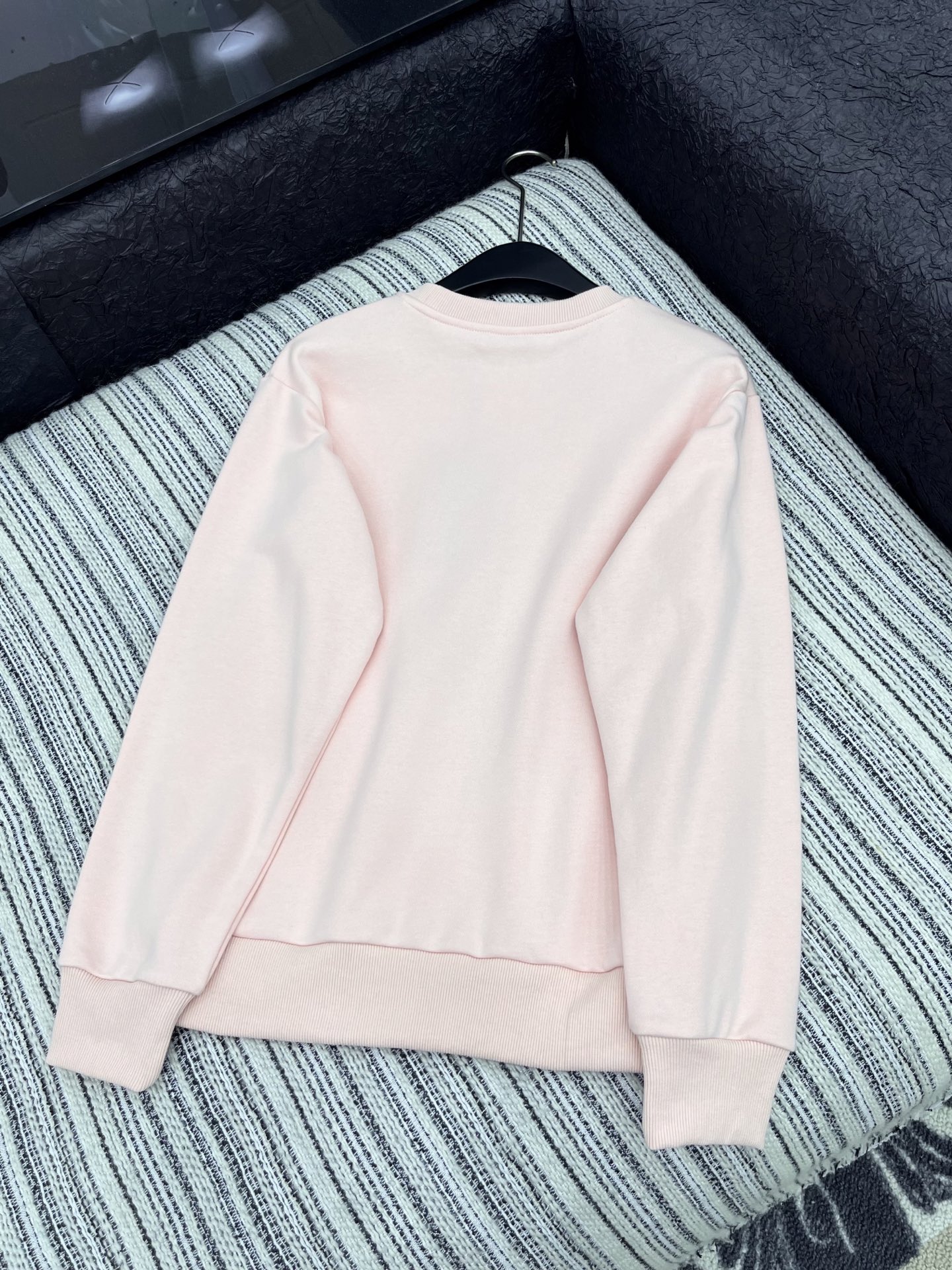 🛒𝐍𝐄𝐖 · 𝟐𝟎𝟐5/爆款现货

【原版定制】Gucc*｜25早秋经典印花圆领卫衣
干净利落的裁剪，落