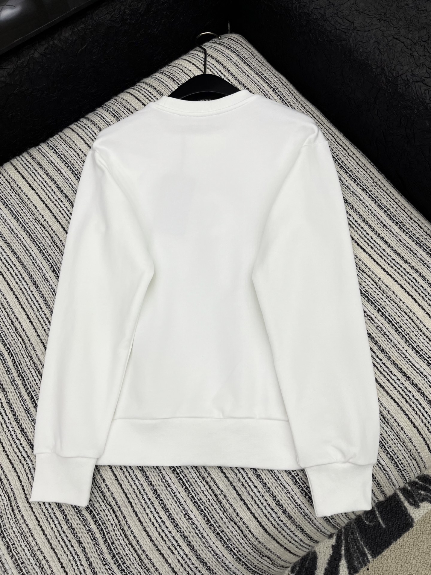 🛒𝐍𝐄𝐖 · 𝟐𝟎𝟐5/爆款现货

【原版定制】Gucc*｜25早秋经典印花圆领卫衣
干净利落的裁剪，落