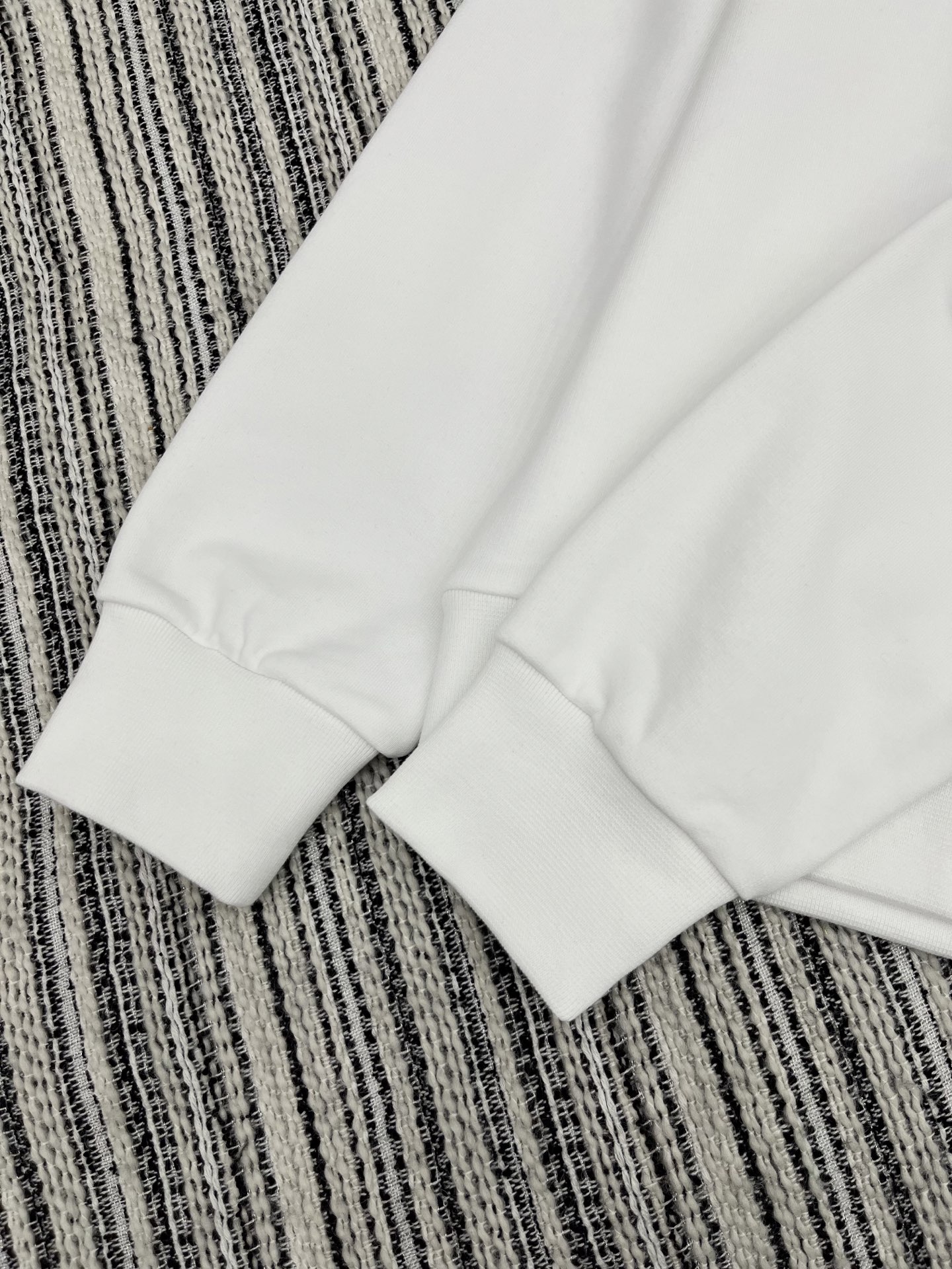 🛒𝐍𝐄𝐖 · 𝟐𝟎𝟐5/爆款现货

【原版定制】Gucc*｜25早秋经典印花圆领卫衣
干净利落的裁剪，落