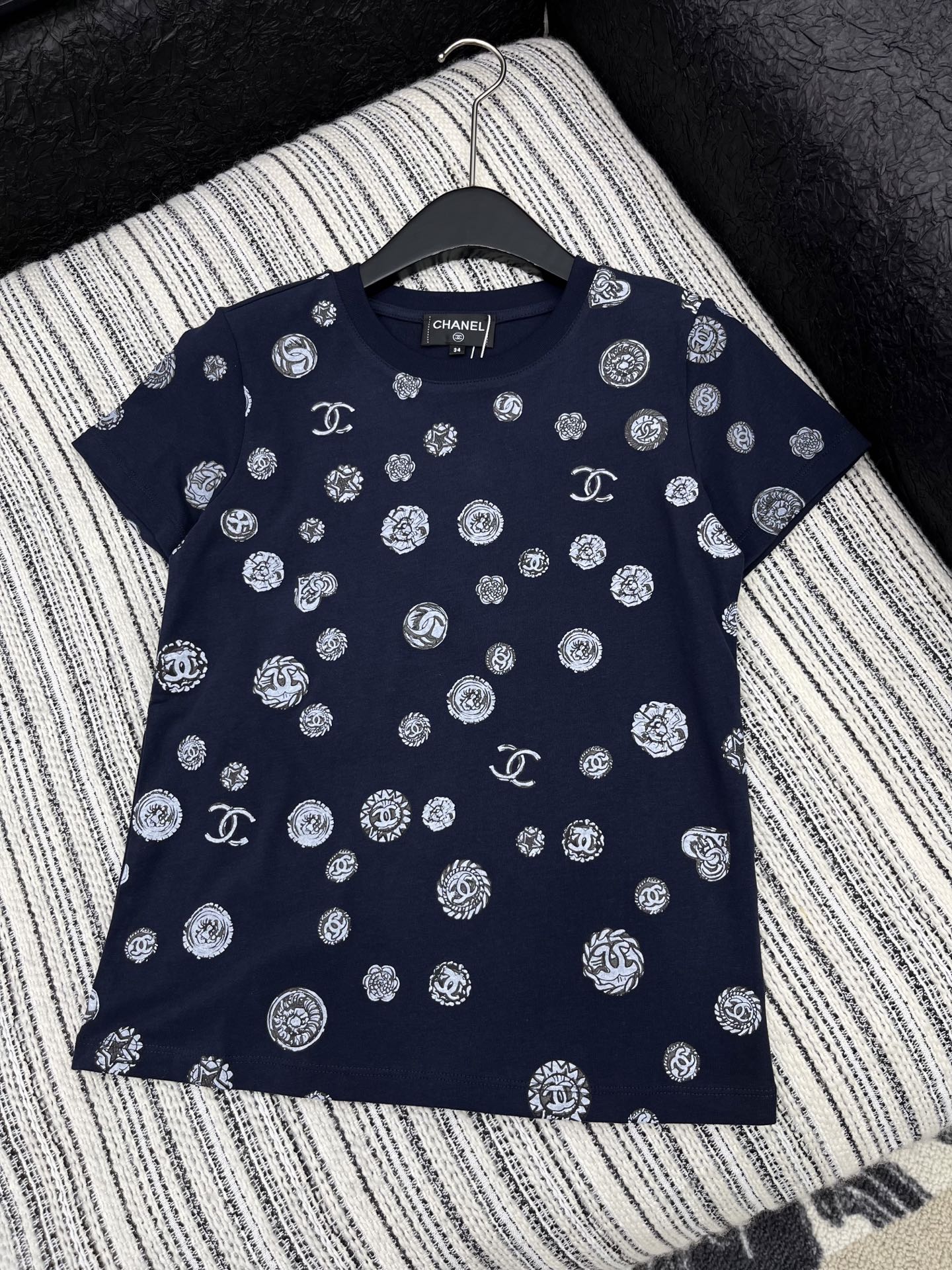 🛒𝐍𝐄𝐖 · 𝟐𝟎𝟐5/爆款现货

原单品质  Chan*｜25新品印花短袖T恤
精致版型 上身巨显瘦！