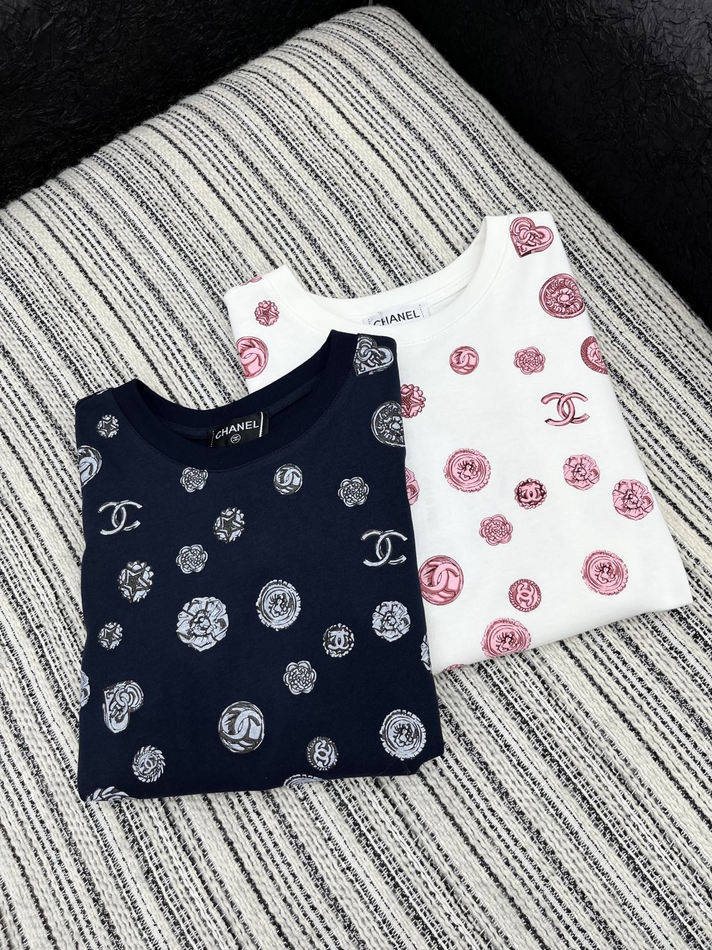🛒𝐍𝐄𝐖 · 𝟐𝟎𝟐5/爆款现货

原单品质  Chan*｜25新品印花短袖T恤
精致版型 上身巨显瘦！