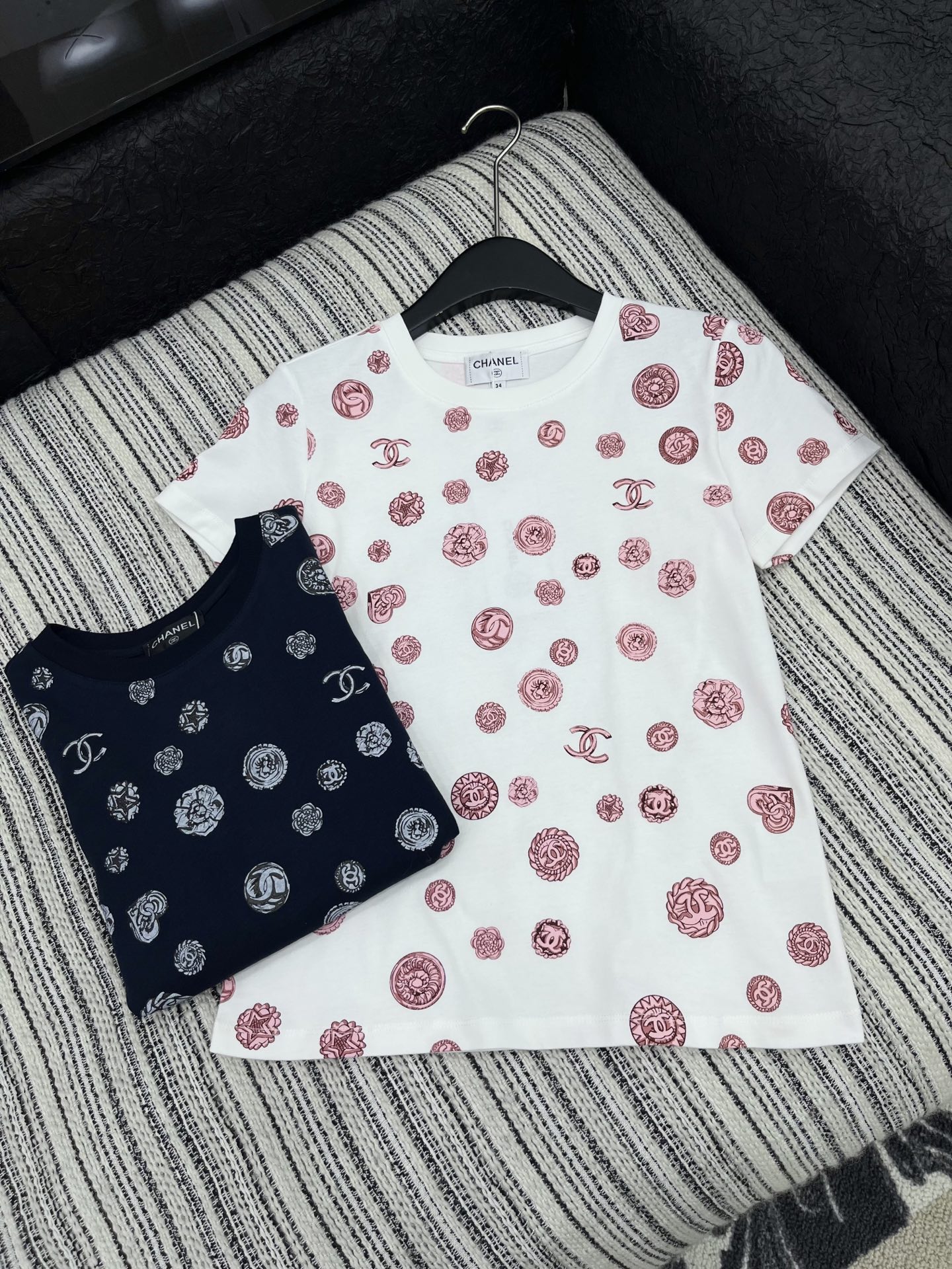 🛒𝐍𝐄𝐖 · 𝟐𝟎𝟐5/爆款现货

原单品质  Chan*｜25新品印花短袖T恤
精致版型 上身巨显瘦！
