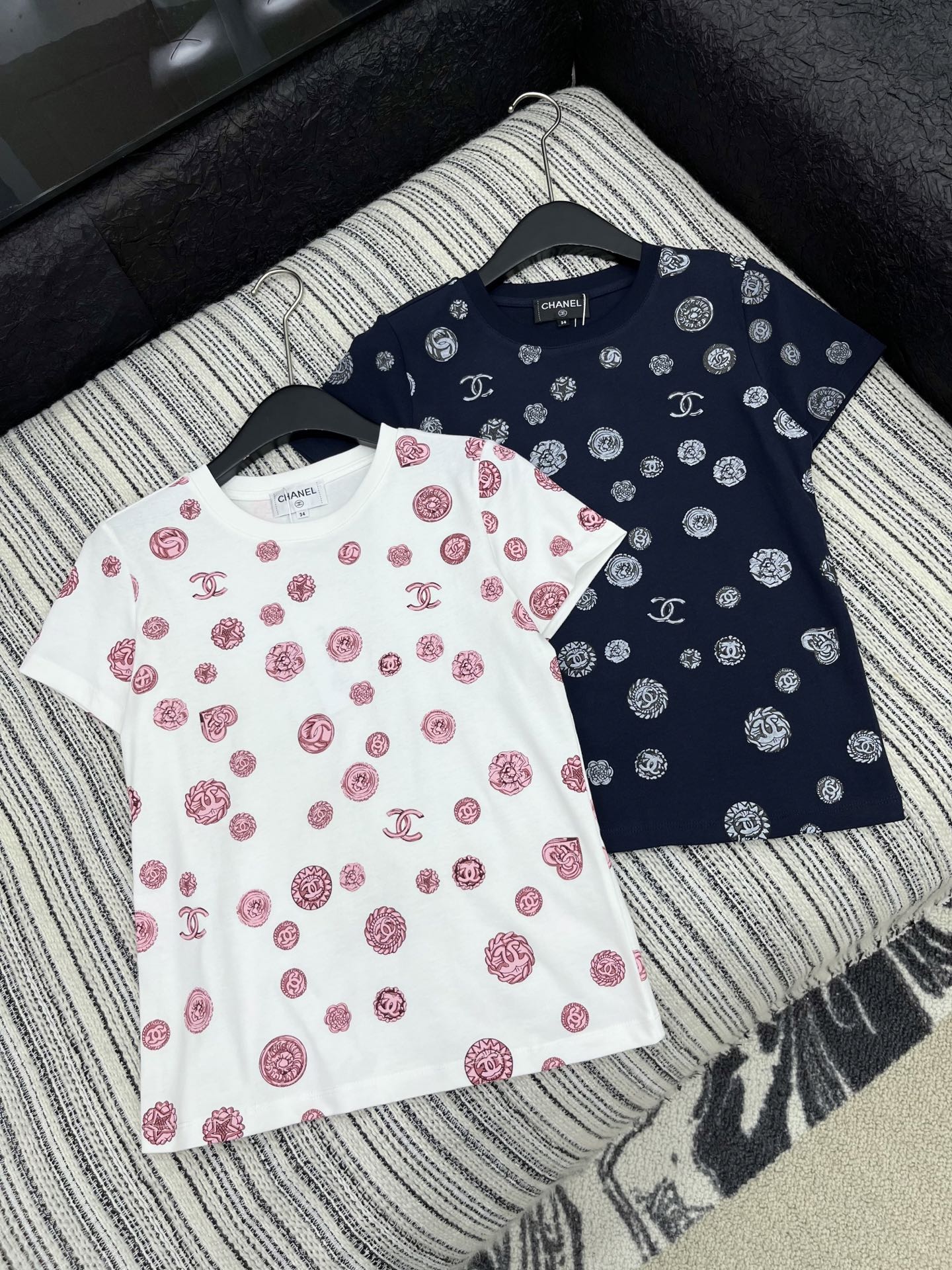 🛒𝐍𝐄𝐖 · 𝟐𝟎𝟐5/爆款现货

原单品质  Chan*｜25新品印花短袖T恤
精致版型 上身巨显瘦！