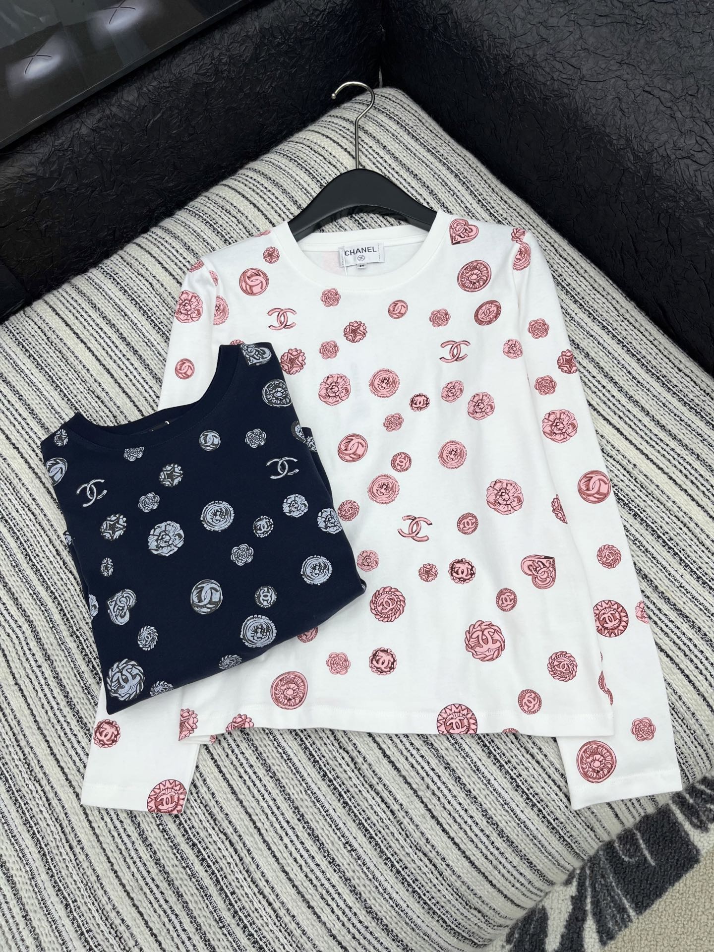 🛒𝐍𝐄𝐖 · 𝟐𝟎𝟐5/爆款现货

原单品质  Chan*｜25新品印花长袖T恤
精致版型 上身巨显瘦！