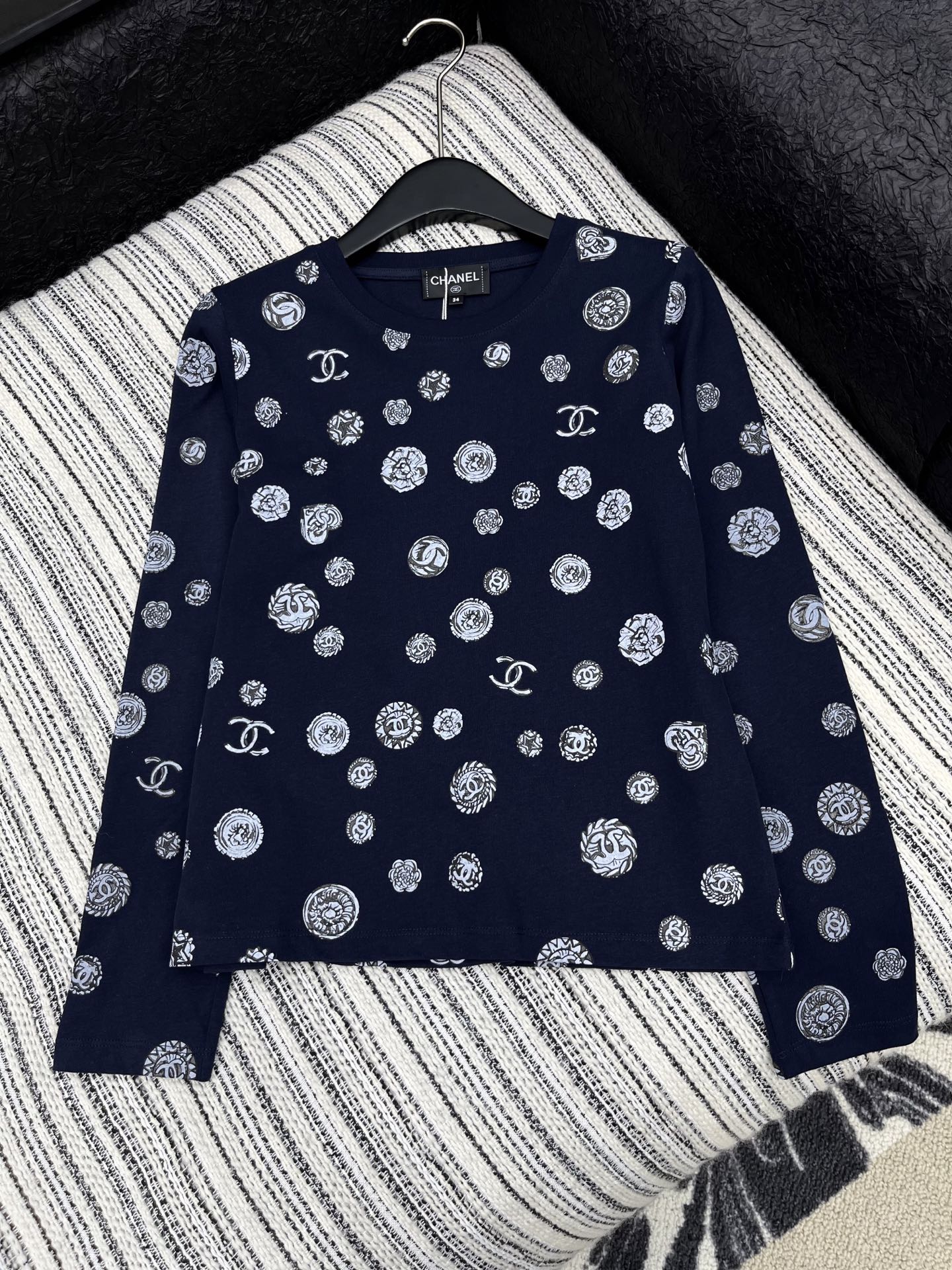 🛒𝐍𝐄𝐖 · 𝟐𝟎𝟐5/爆款现货

原单品质  Chan*｜25新品印花长袖T恤
精致版型 上身巨显瘦！