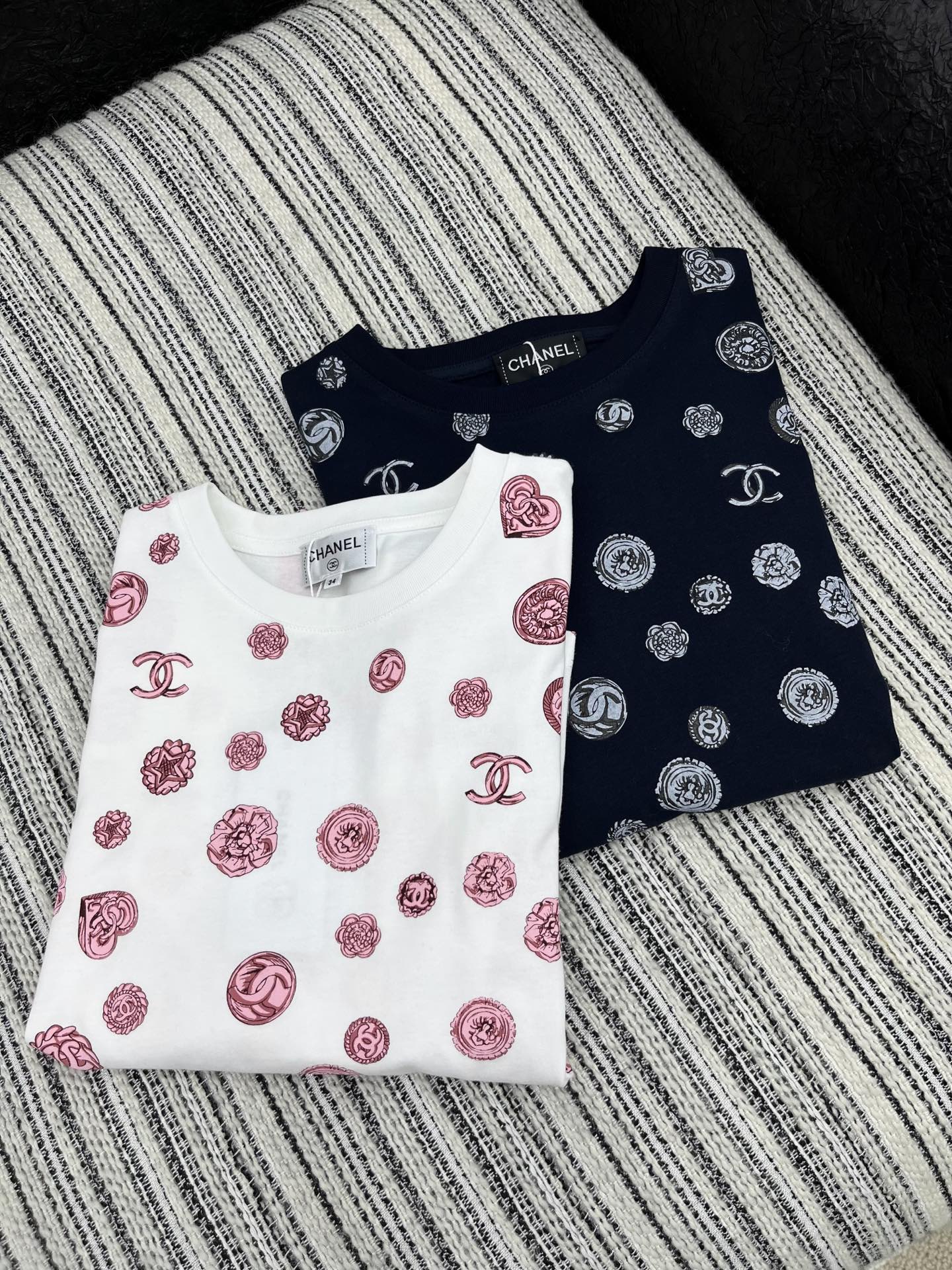 🛒𝐍𝐄𝐖 · 𝟐𝟎𝟐5/爆款现货

原单品质  Chan*｜25新品印花长袖T恤
精致版型 上身巨显瘦！