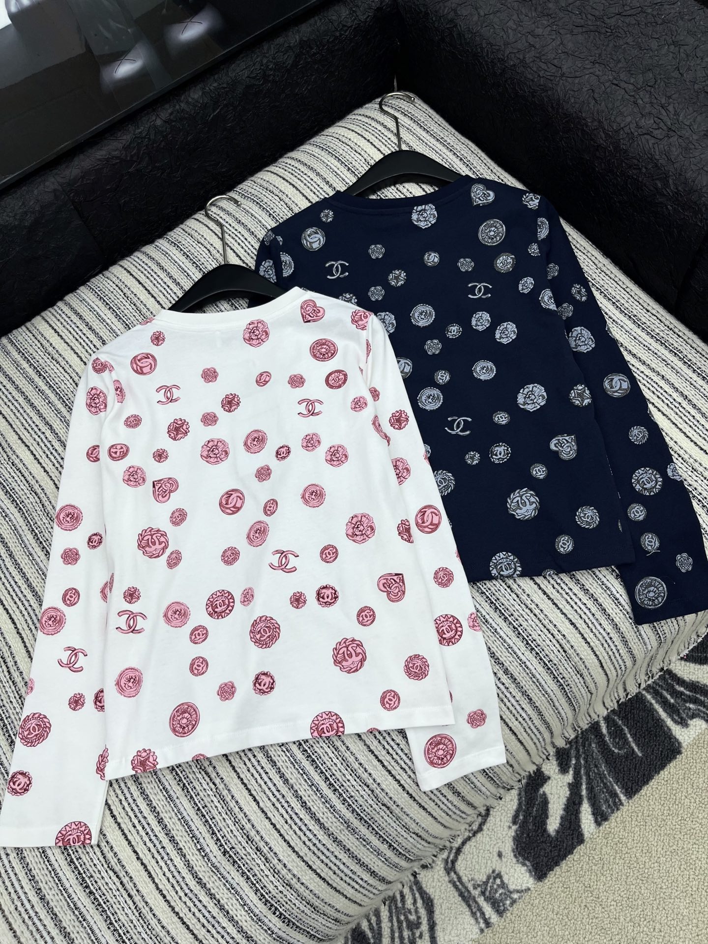 🛒𝐍𝐄𝐖 · 𝟐𝟎𝟐5/爆款现货

原单品质  Chan*｜25新品印花长袖T恤
精致版型 上身巨显瘦！
