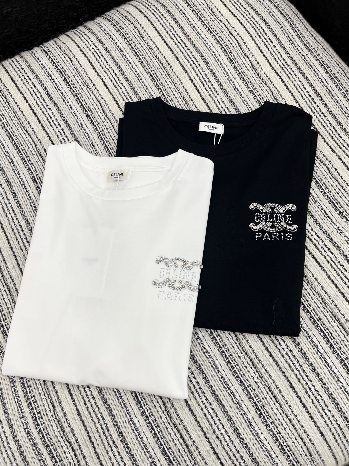 🛒𝐍𝐄𝐖 · 𝟐𝟎𝟐5/爆款现货

原单品质  Celin*｜2025新款手工订钻长袖T
宽松慵懒版型 