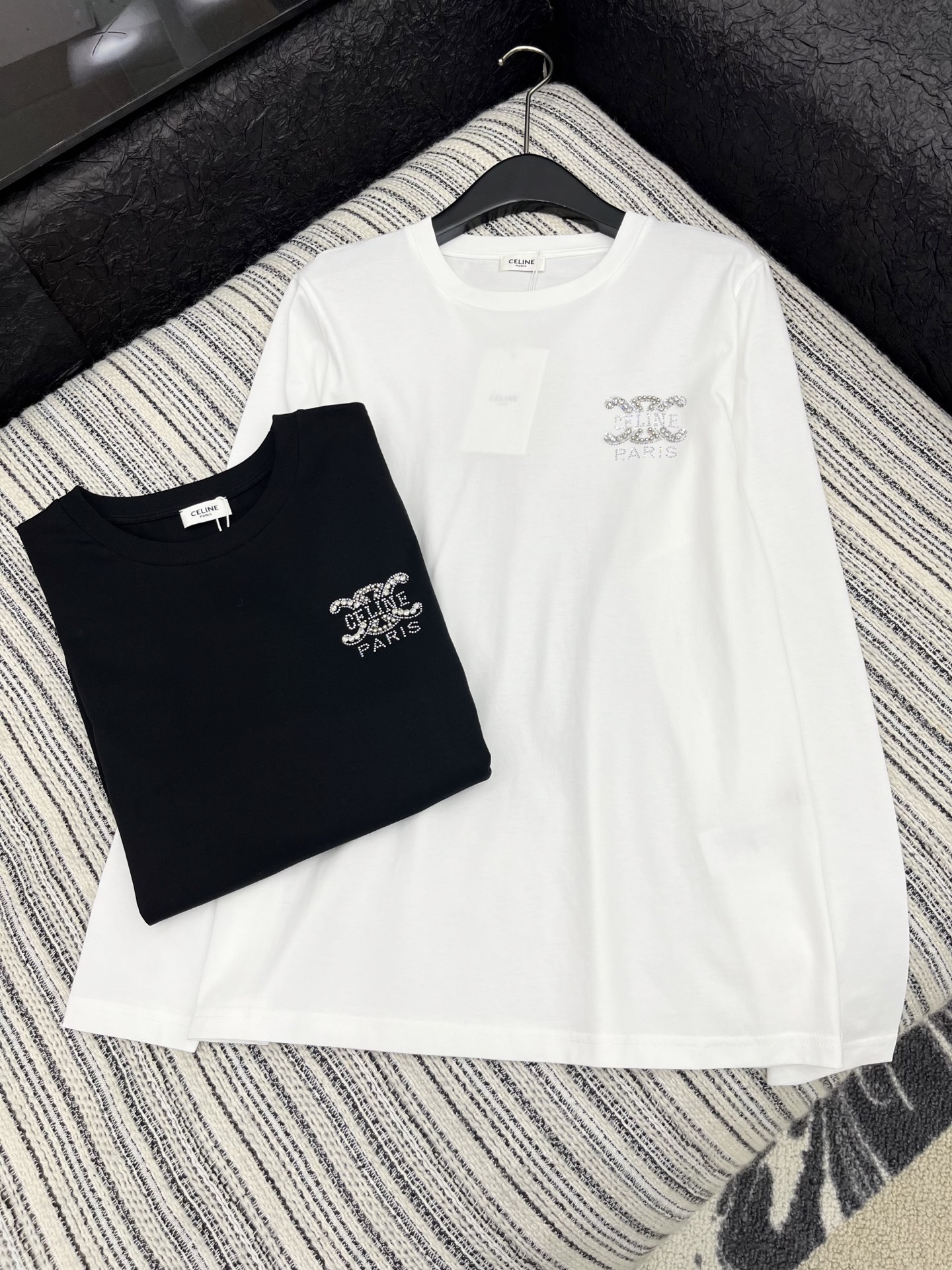 🛒𝐍𝐄𝐖 · 𝟐𝟎𝟐5/爆款现货

原单品质  Celin*｜2025新款手工订钻长袖T
宽松慵懒版型 