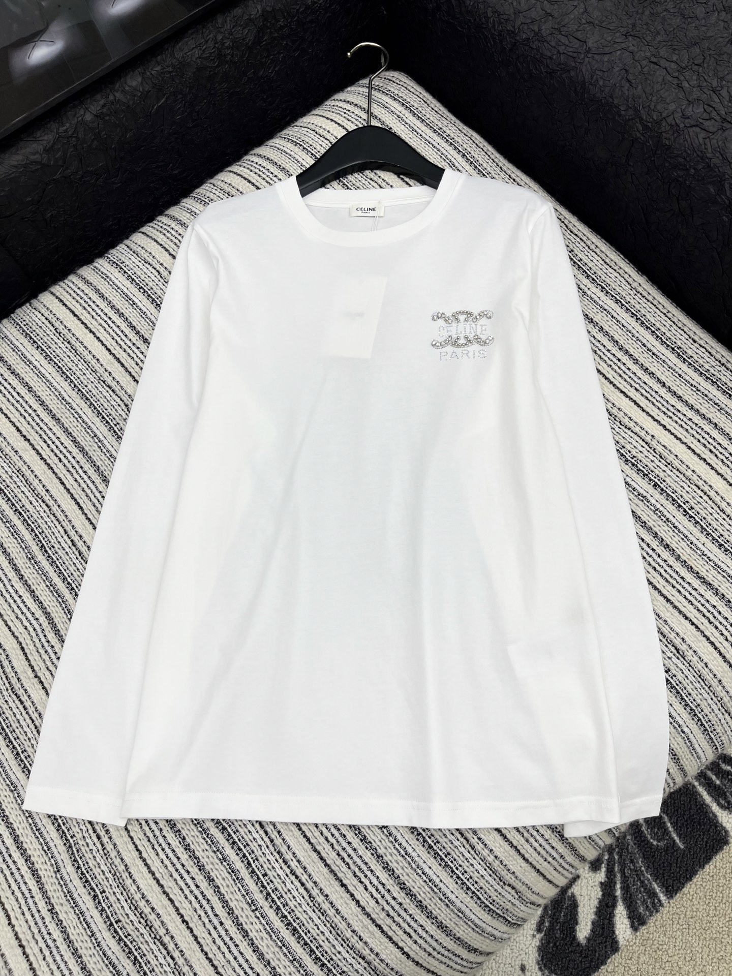 🛒𝐍𝐄𝐖 · 𝟐𝟎𝟐5/爆款现货

原单品质  Celin*｜2025新款手工订钻长袖T
宽松慵懒版型 