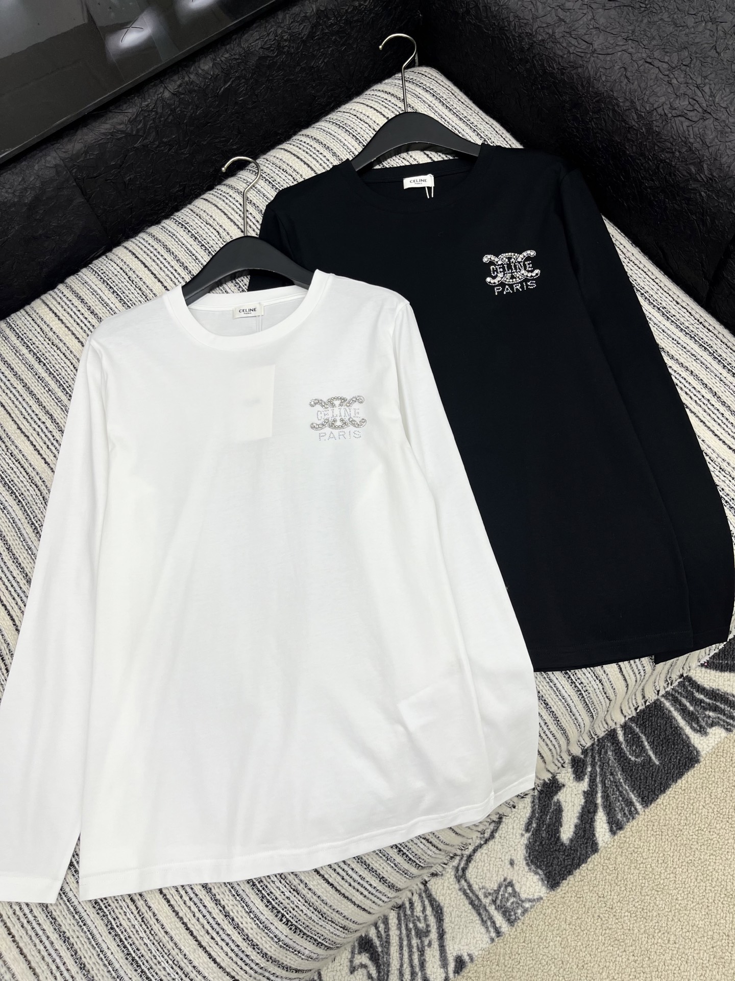 🛒𝐍𝐄𝐖 · 𝟐𝟎𝟐5/爆款现货

原单品质  Celin*｜2025新款手工订钻长袖T
宽松慵懒版型 