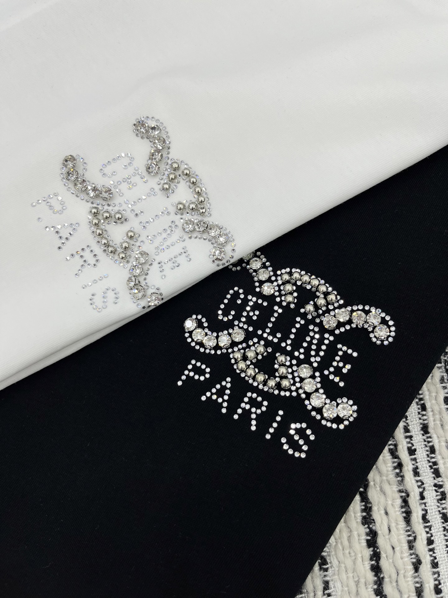 🛒𝐍𝐄𝐖 · 𝟐𝟎𝟐5/爆款现货

原单品质  Celin*｜2025新款手工订钻长袖T
宽松慵懒版型 