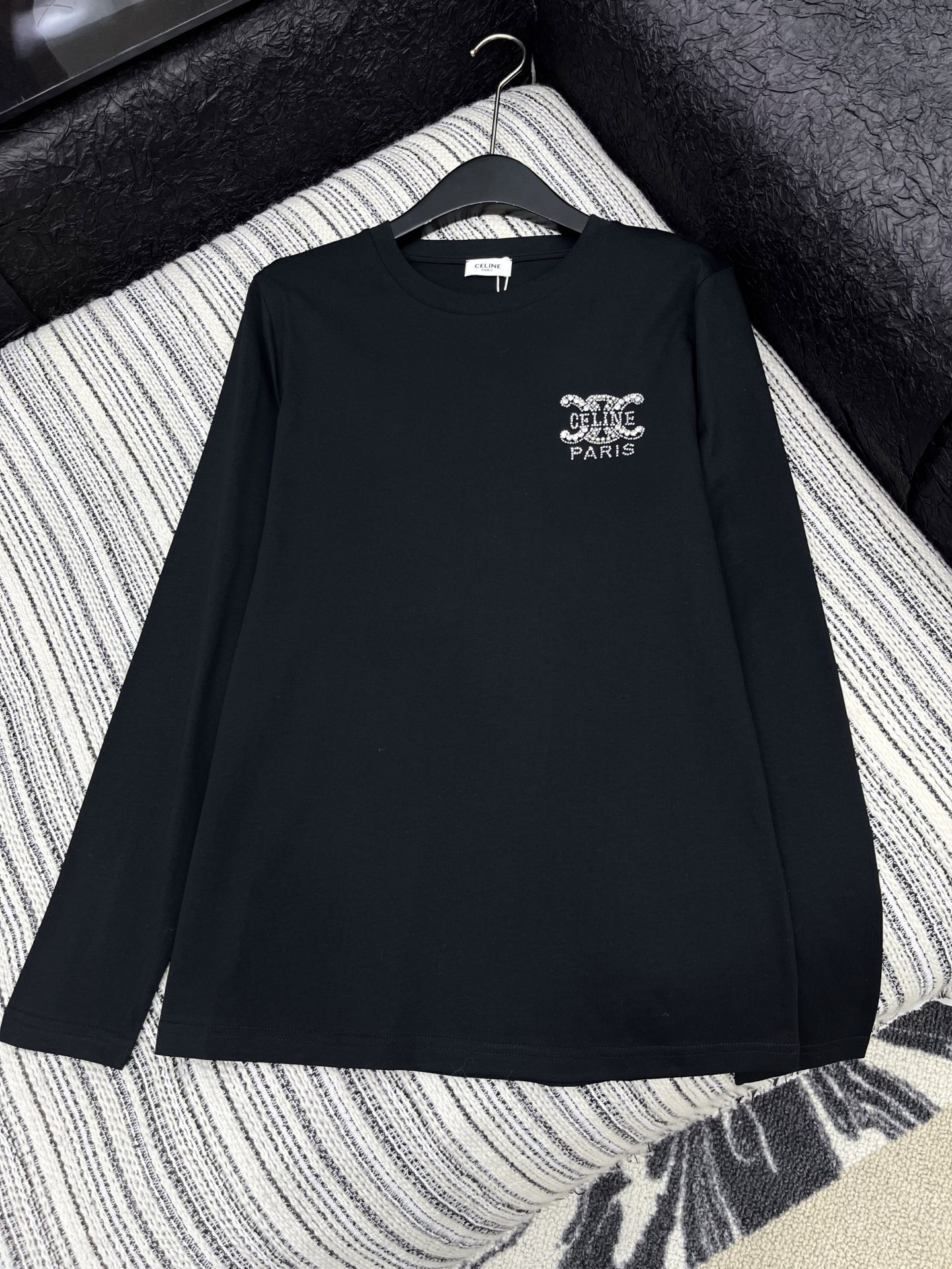 🛒𝐍𝐄𝐖 · 𝟐𝟎𝟐5/爆款现货

原单品质  Celin*｜2025新款手工订钻长袖T
宽松慵懒版型 