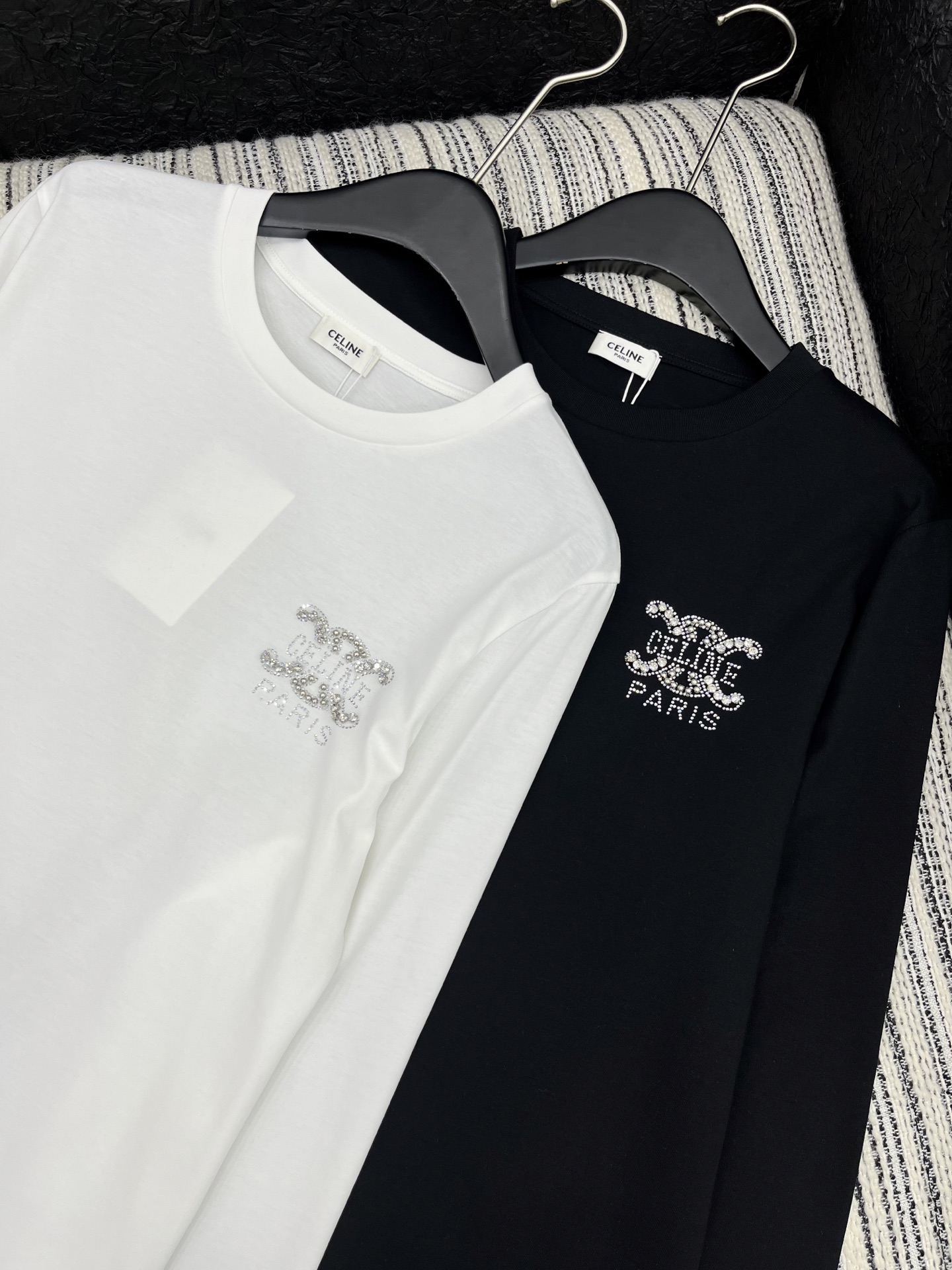 🛒𝐍𝐄𝐖 · 𝟐𝟎𝟐5/爆款现货

原单品质  Celin*｜2025新款手工订钻长袖T
宽松慵懒版型 