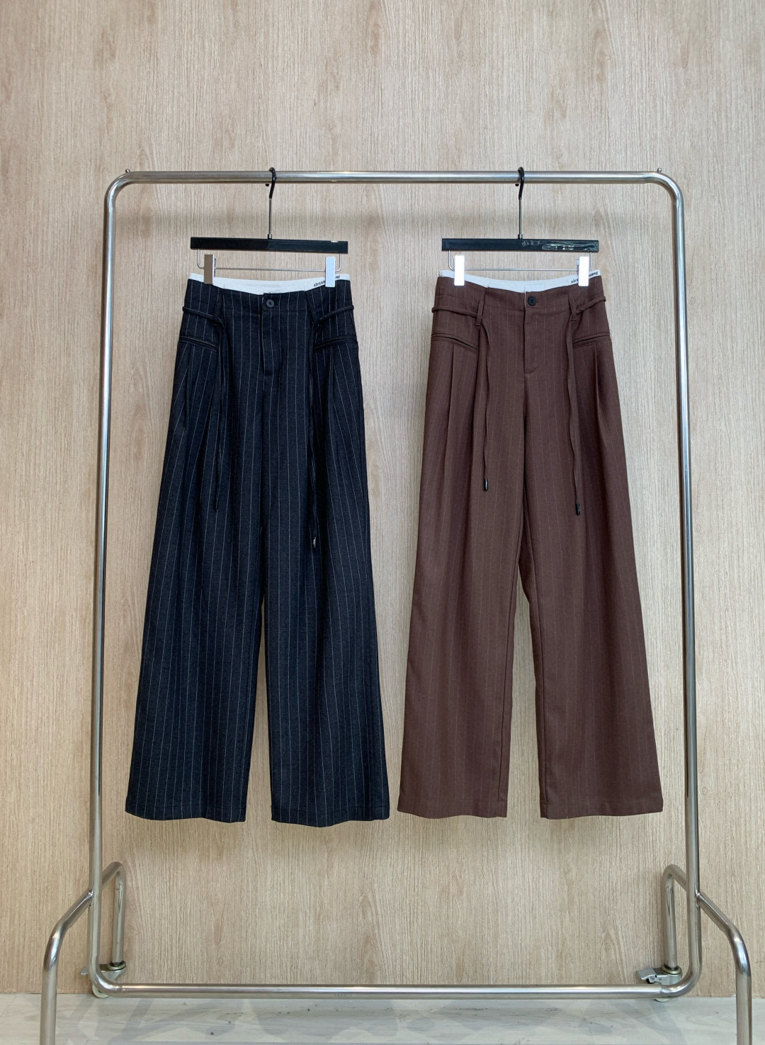 🛒𝐍𝐄𝐖 · 𝟐𝟎𝟐5/爆款现货

原单品质  Alex*｜撞色抽绳条纹休闲裤
定制面料，日常穿搭 高级