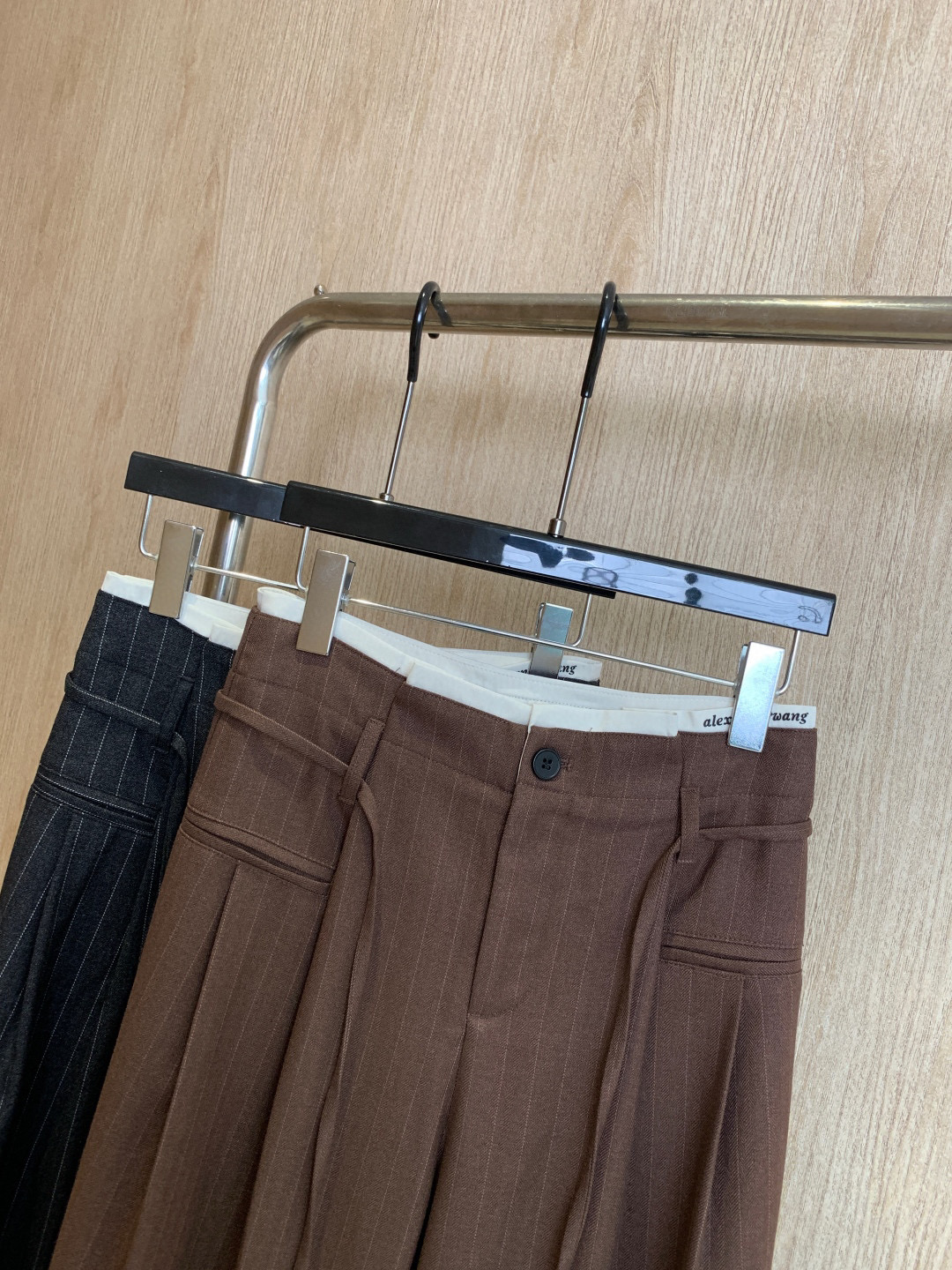🛒𝐍𝐄𝐖 · 𝟐𝟎𝟐5/爆款现货

原单品质  Alex*｜撞色抽绳条纹休闲裤
定制面料，日常穿搭 高级