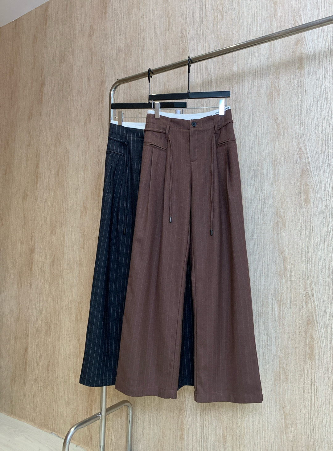 🛒𝐍𝐄𝐖 · 𝟐𝟎𝟐5/爆款现货

原单品质  Alex*｜撞色抽绳条纹休闲裤
定制面料，日常穿搭 高级