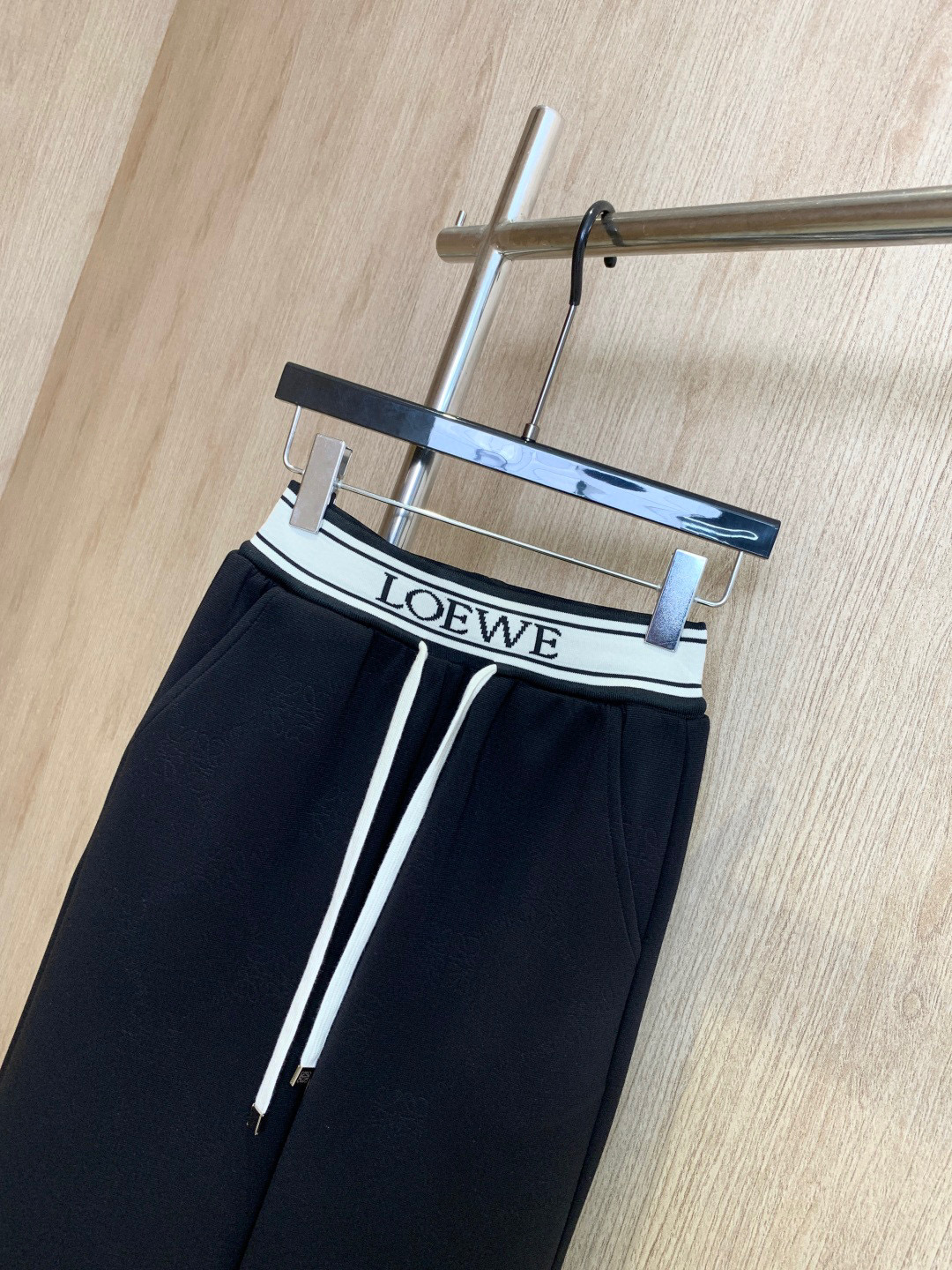 🛒𝐍𝐄𝐖 · 𝟐𝟎𝟐5/爆款现货

原单品质   Loe*｜25早秋新款提花织带运动休闲裤
重工抽绳松紧