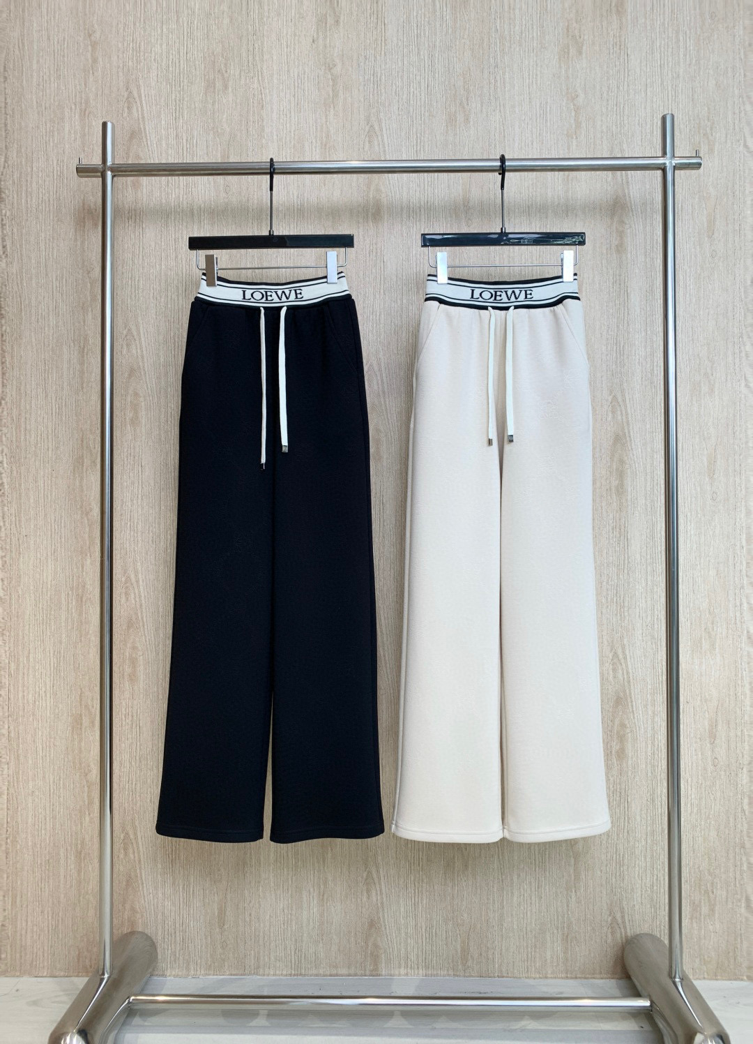 🛒𝐍𝐄𝐖 · 𝟐𝟎𝟐5/爆款现货

原单品质   Loe*｜25早秋新款提花织带运动休闲裤
重工抽绳松紧