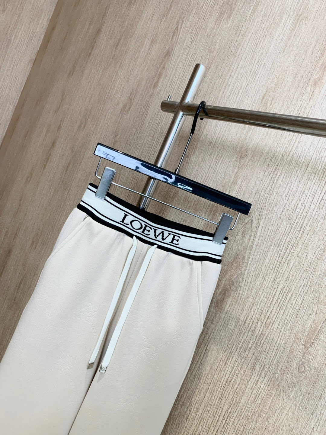 🛒𝐍𝐄𝐖 · 𝟐𝟎𝟐5/爆款现货

原单品质   Loe*｜25早秋新款提花织带运动休闲裤
重工抽绳松紧