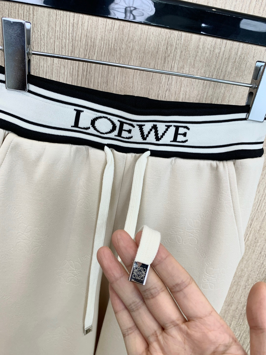 🛒𝐍𝐄𝐖 · 𝟐𝟎𝟐5/爆款现货

原单品质   Loe*｜25早秋新款提花织带运动休闲裤
重工抽绳松紧