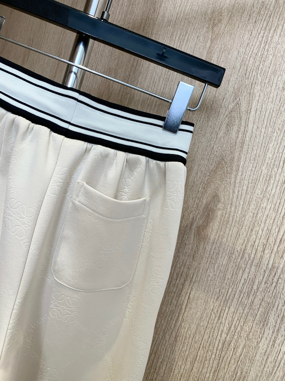 🛒𝐍𝐄𝐖 · 𝟐𝟎𝟐5/爆款现货

原单品质   Loe*｜25早秋新款提花织带运动休闲裤
重工抽绳松紧
