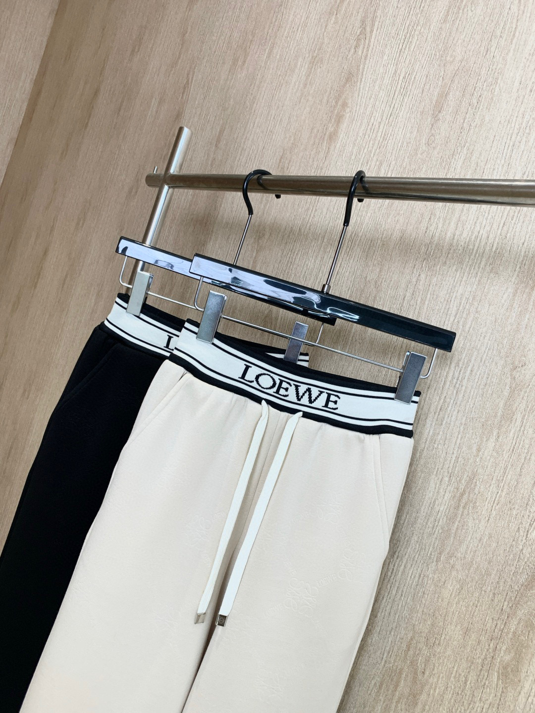🛒𝐍𝐄𝐖 · 𝟐𝟎𝟐5/爆款现货

原单品质   Loe*｜25早秋新款提花织带运动休闲裤
重工抽绳松紧