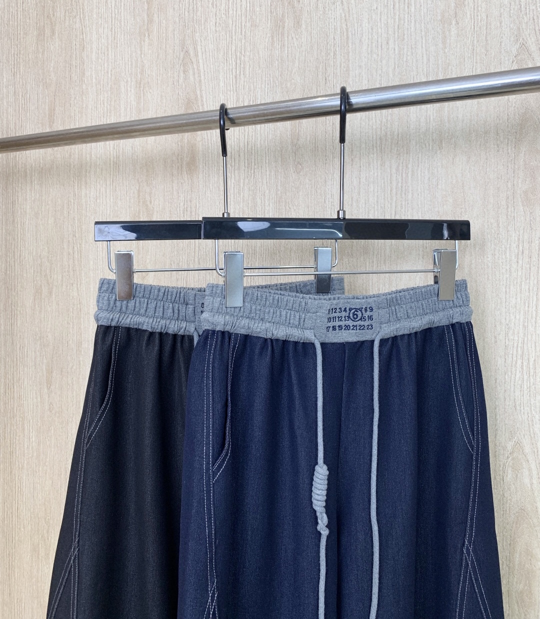 🛒𝐍𝐄𝐖 · 𝟐𝟎𝟐5/爆款现货

原单品质 MM6｜25新款拼接抽绳天丝牛仔裤
镰刀版型 包容性极好 