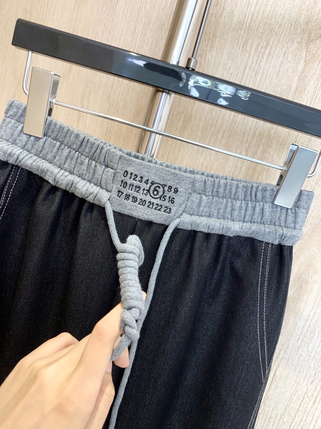 🛒𝐍𝐄𝐖 · 𝟐𝟎𝟐5/爆款现货

原单品质 MM6｜25新款拼接抽绳天丝牛仔裤
镰刀版型 包容性极好 