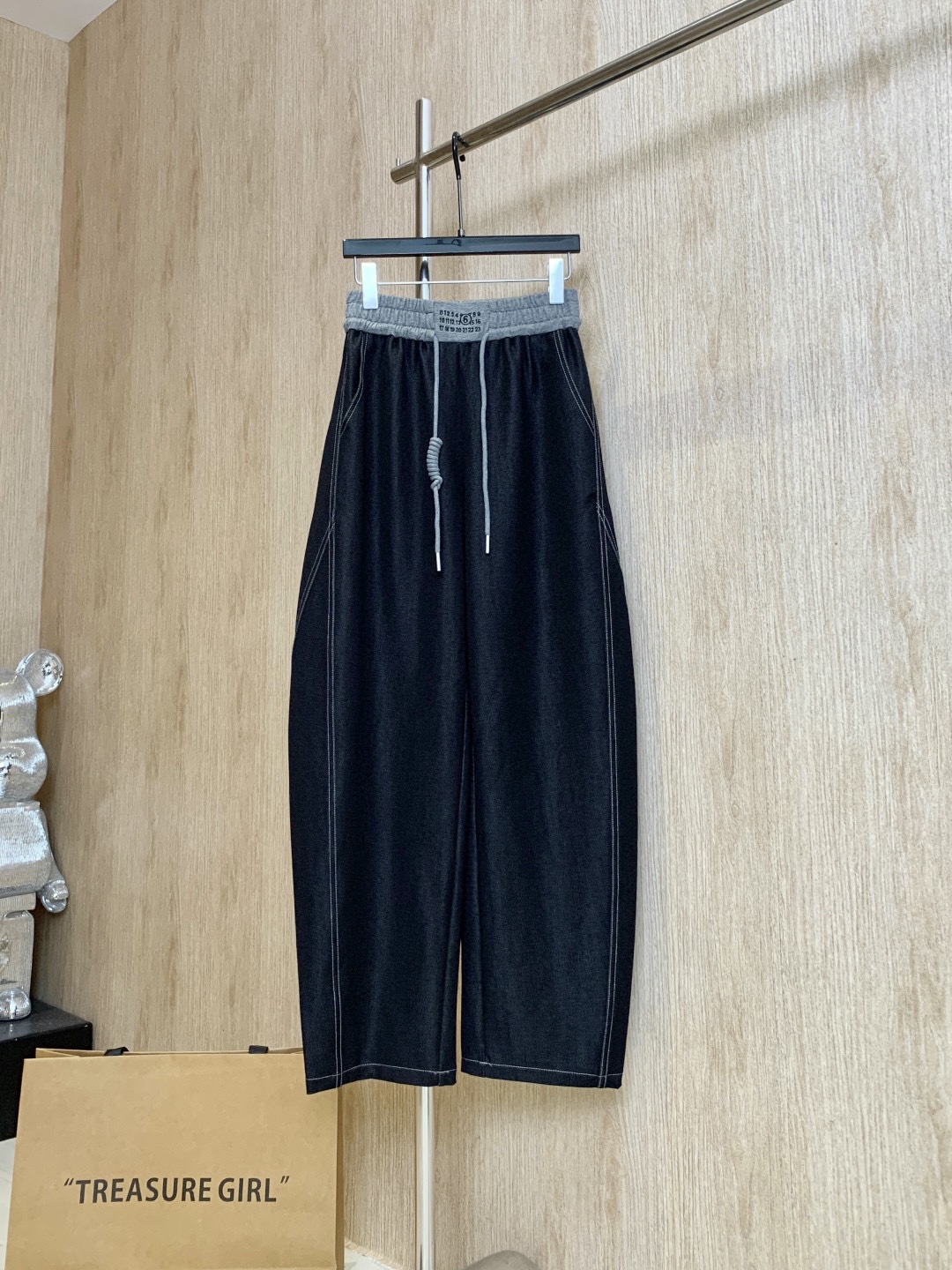 🛒𝐍𝐄𝐖 · 𝟐𝟎𝟐5/爆款现货

原单品质 MM6｜25新款拼接抽绳天丝牛仔裤
镰刀版型 包容性极好 