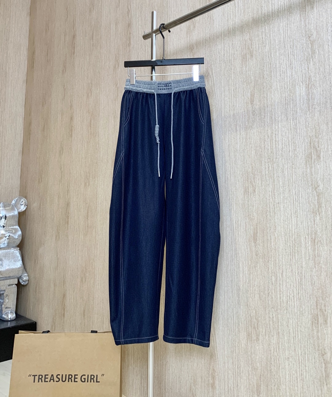 🛒𝐍𝐄𝐖 · 𝟐𝟎𝟐5/爆款现货

原单品质 MM6｜25新款拼接抽绳天丝牛仔裤
镰刀版型 包容性极好 