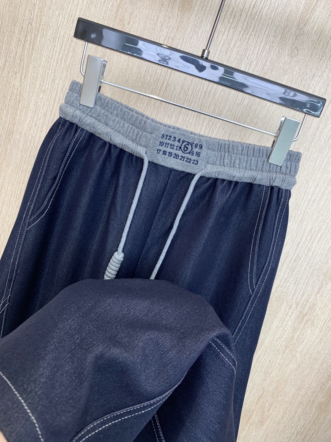 🛒𝐍𝐄𝐖 · 𝟐𝟎𝟐5/爆款现货

原单品质 MM6｜25新款拼接抽绳天丝牛仔裤
镰刀版型 包容性极好 
