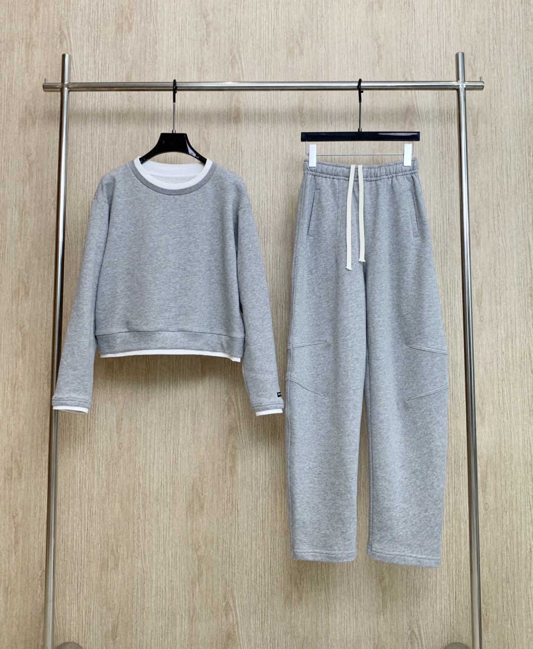 🛒𝐍𝐄𝐖 · 𝟐𝟎𝟐5/爆款现货

原单品质  MM6｜立体贴标休闲套装
假两件拼接圆领卫衣，搭配微镰刀