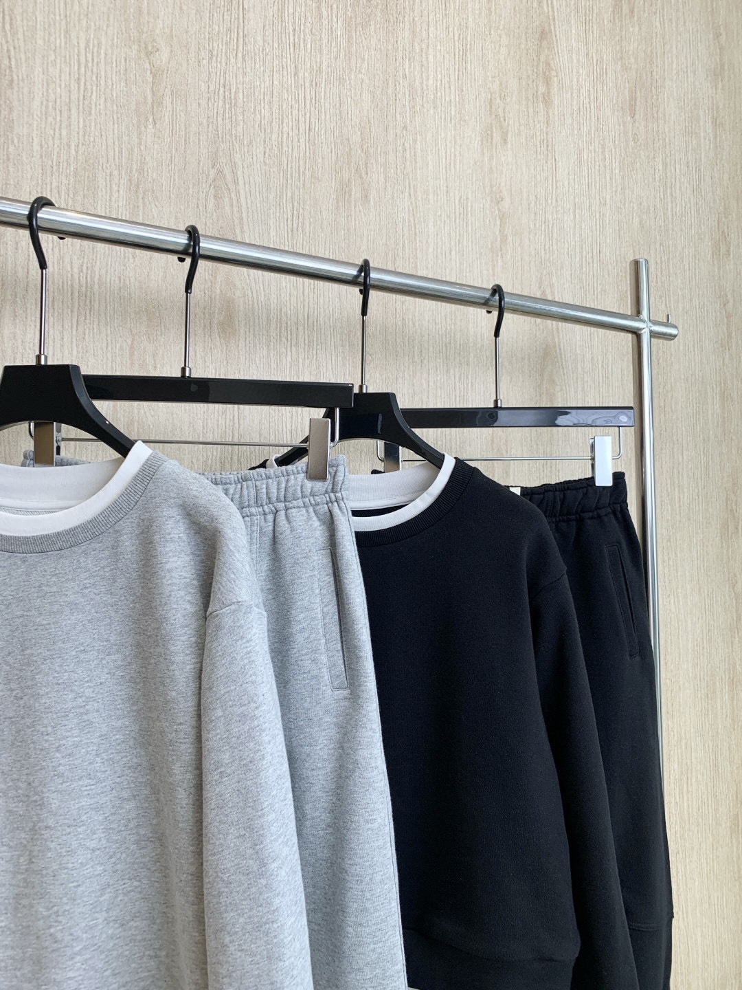 🛒𝐍𝐄𝐖 · 𝟐𝟎𝟐5/爆款现货

原单品质  MM6｜立体贴标休闲套装
假两件拼接圆领卫衣，搭配微镰刀
