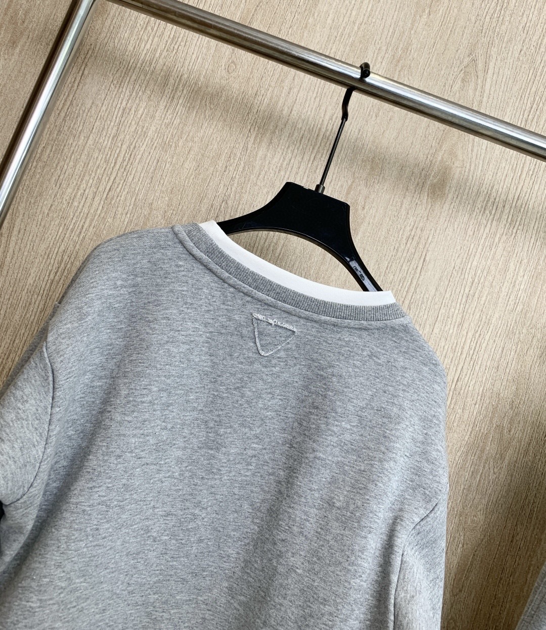 🛒𝐍𝐄𝐖 · 𝟐𝟎𝟐5/爆款现货

原单品质  MM6｜立体贴标休闲套装
假两件拼接圆领卫衣，搭配微镰刀