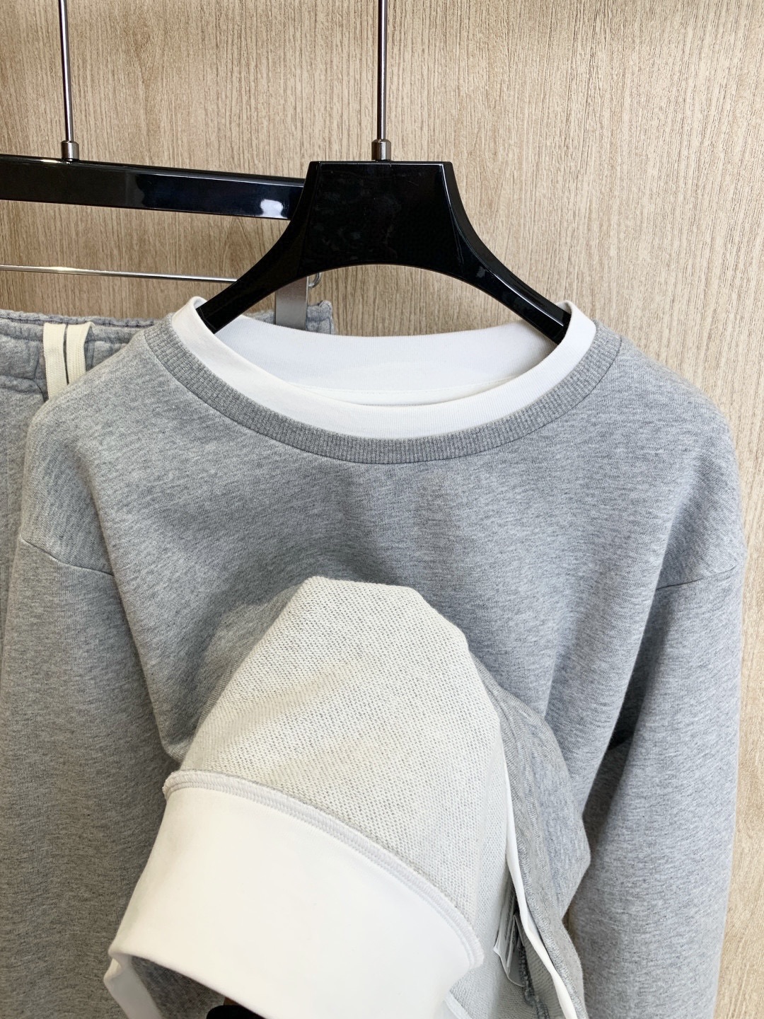 🛒𝐍𝐄𝐖 · 𝟐𝟎𝟐5/爆款现货

原单品质  MM6｜立体贴标休闲套装
假两件拼接圆领卫衣，搭配微镰刀
