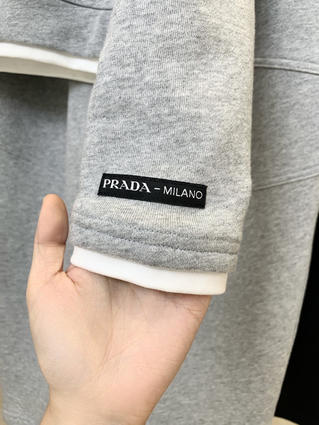 🛒𝐍𝐄𝐖 · 𝟐𝟎𝟐5/爆款现货

原单品质  MM6｜立体贴标休闲套装
假两件拼接圆领卫衣，搭配微镰刀