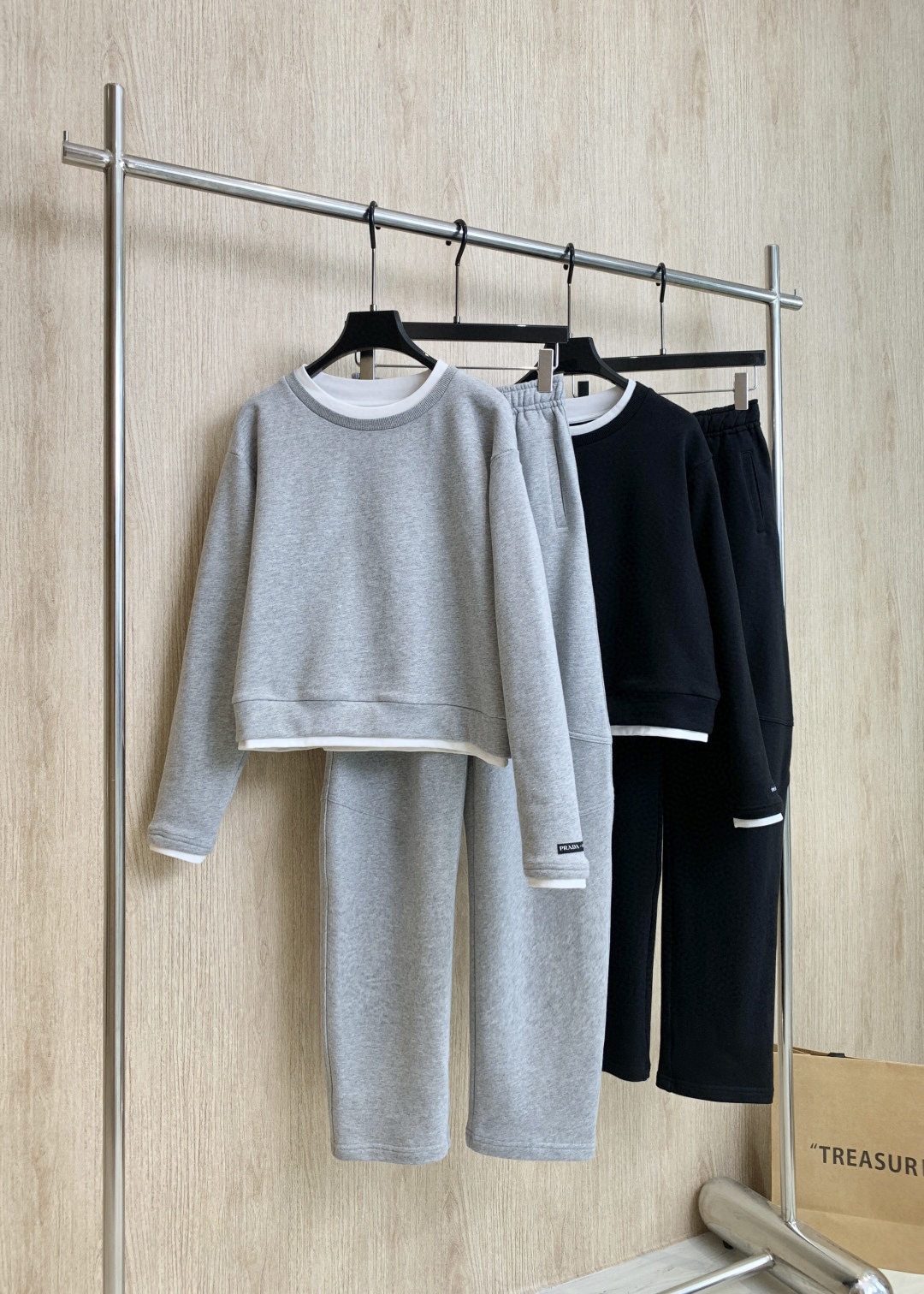 🛒𝐍𝐄𝐖 · 𝟐𝟎𝟐5/爆款现货

原单品质  MM6｜立体贴标休闲套装
假两件拼接圆领卫衣，搭配微镰刀