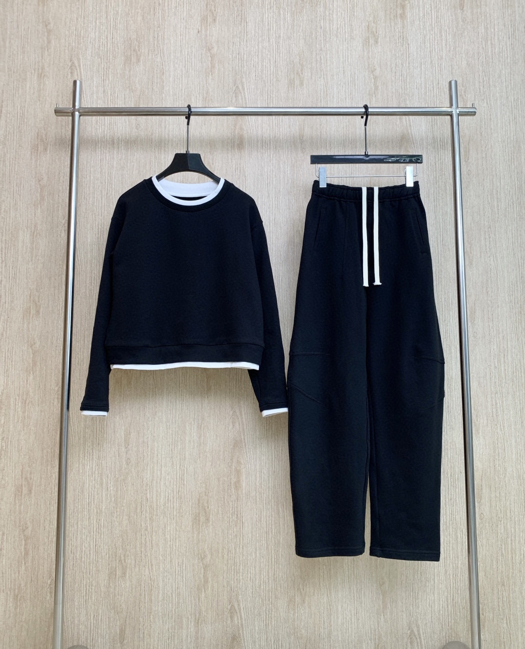 🛒𝐍𝐄𝐖 · 𝟐𝟎𝟐5/爆款现货

原单品质  MM6｜立体贴标休闲套装
假两件拼接圆领卫衣，搭配微镰刀