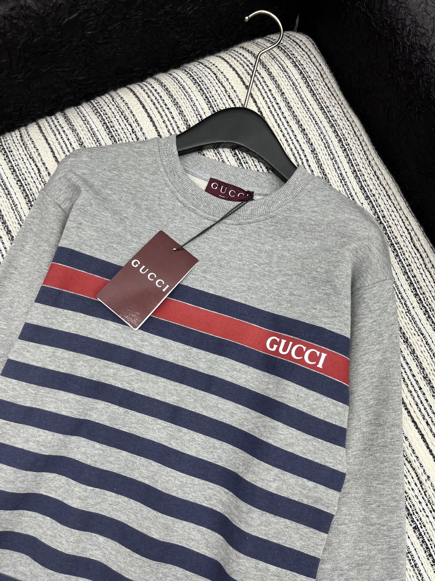 🛒𝐍𝐄𝐖 · 𝟐𝟎𝟐5/爆款现货

【原版定制】Gucc*｜25早秋经典印花圆领卫衣
干净利落的裁剪，落