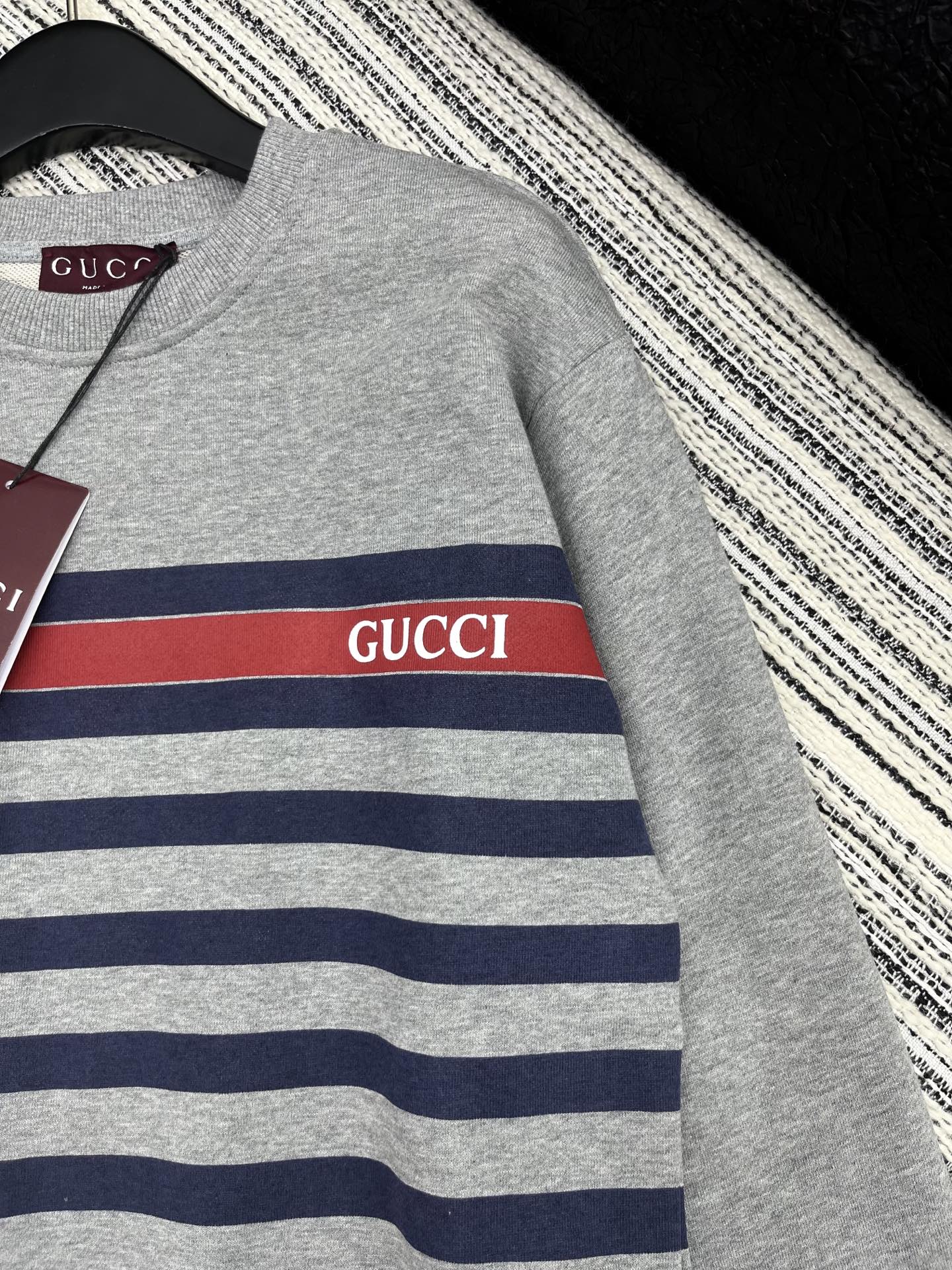 🛒𝐍𝐄𝐖 · 𝟐𝟎𝟐5/爆款现货

【原版定制】Gucc*｜25早秋经典印花圆领卫衣
干净利落的裁剪，落