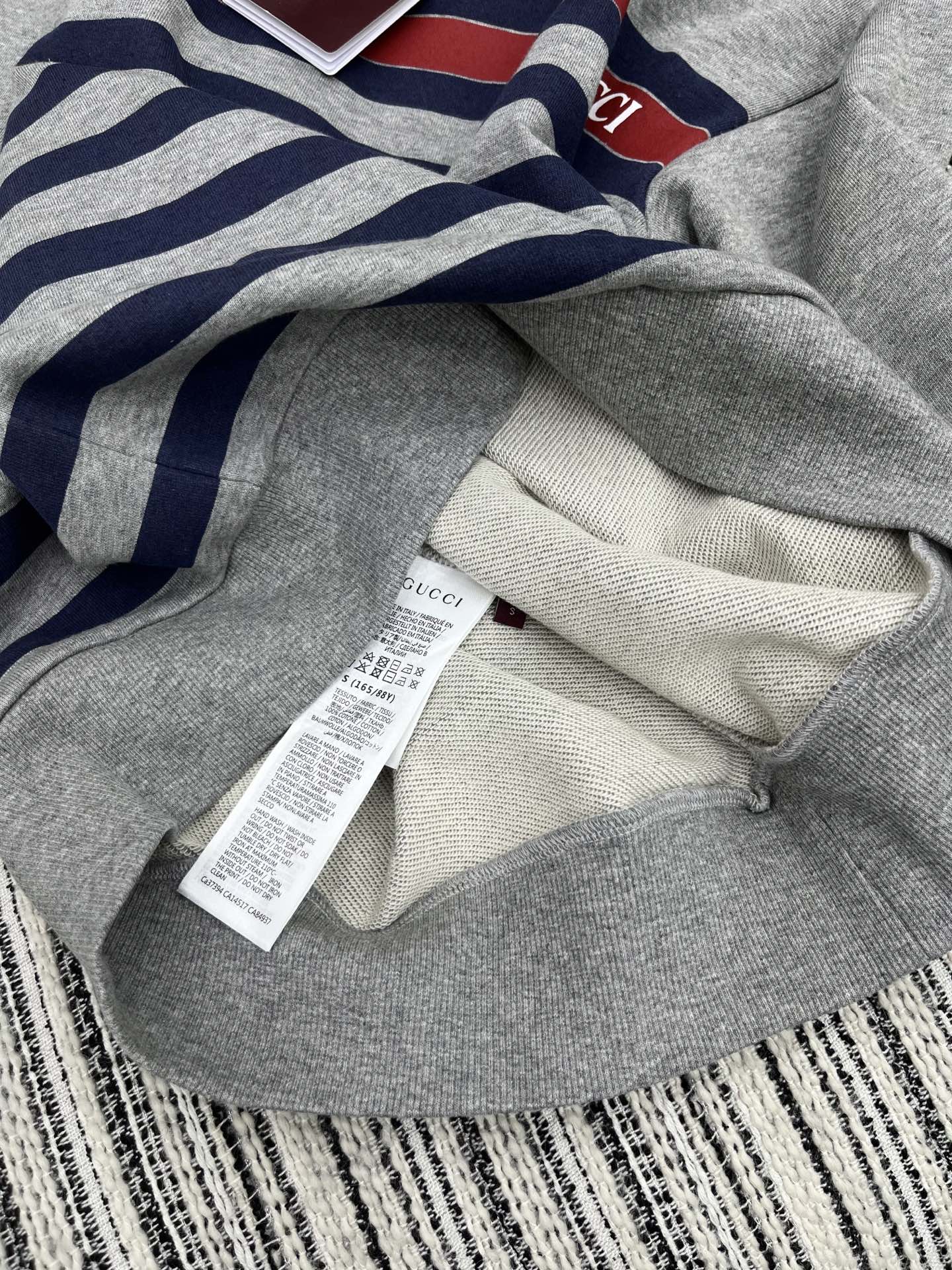 🛒𝐍𝐄𝐖 · 𝟐𝟎𝟐5/爆款现货

【原版定制】Gucc*｜25早秋经典印花圆领卫衣
干净利落的裁剪，落