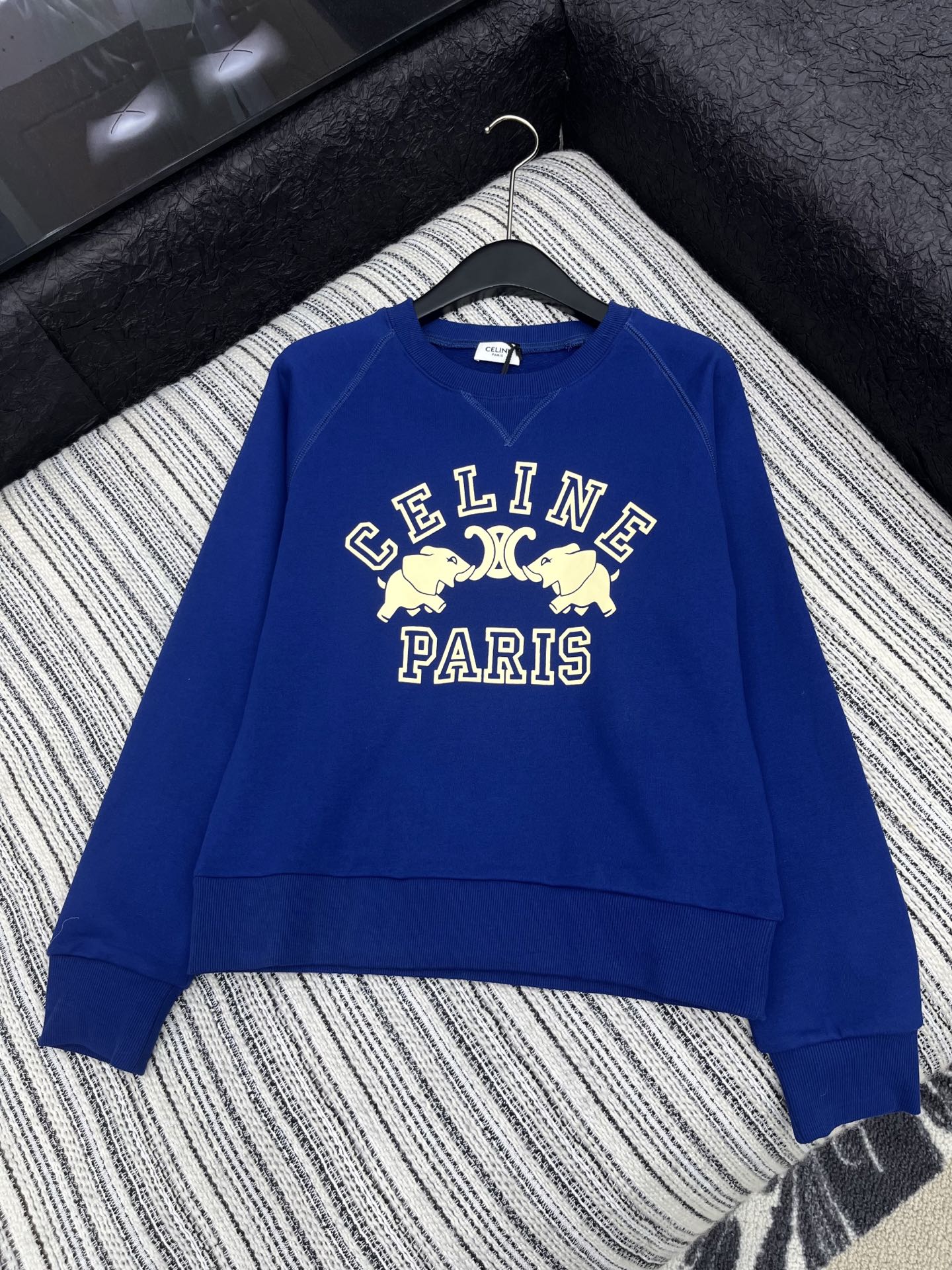 🛒𝐍𝐄𝐖 · 𝟐𝟎𝟐5/爆款现货

【原版定制】Celin*｜25早秋经典印花字母圆领卫衣
干净利落的裁