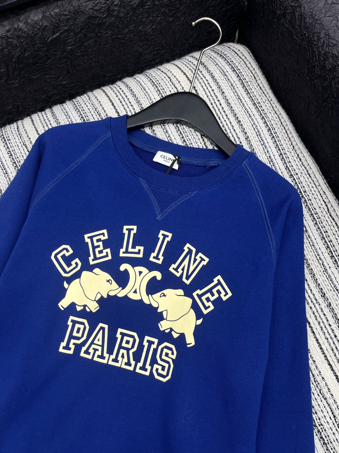 🛒𝐍𝐄𝐖 · 𝟐𝟎𝟐5/爆款现货

【原版定制】Celin*｜25早秋经典印花字母圆领卫衣
干净利落的裁